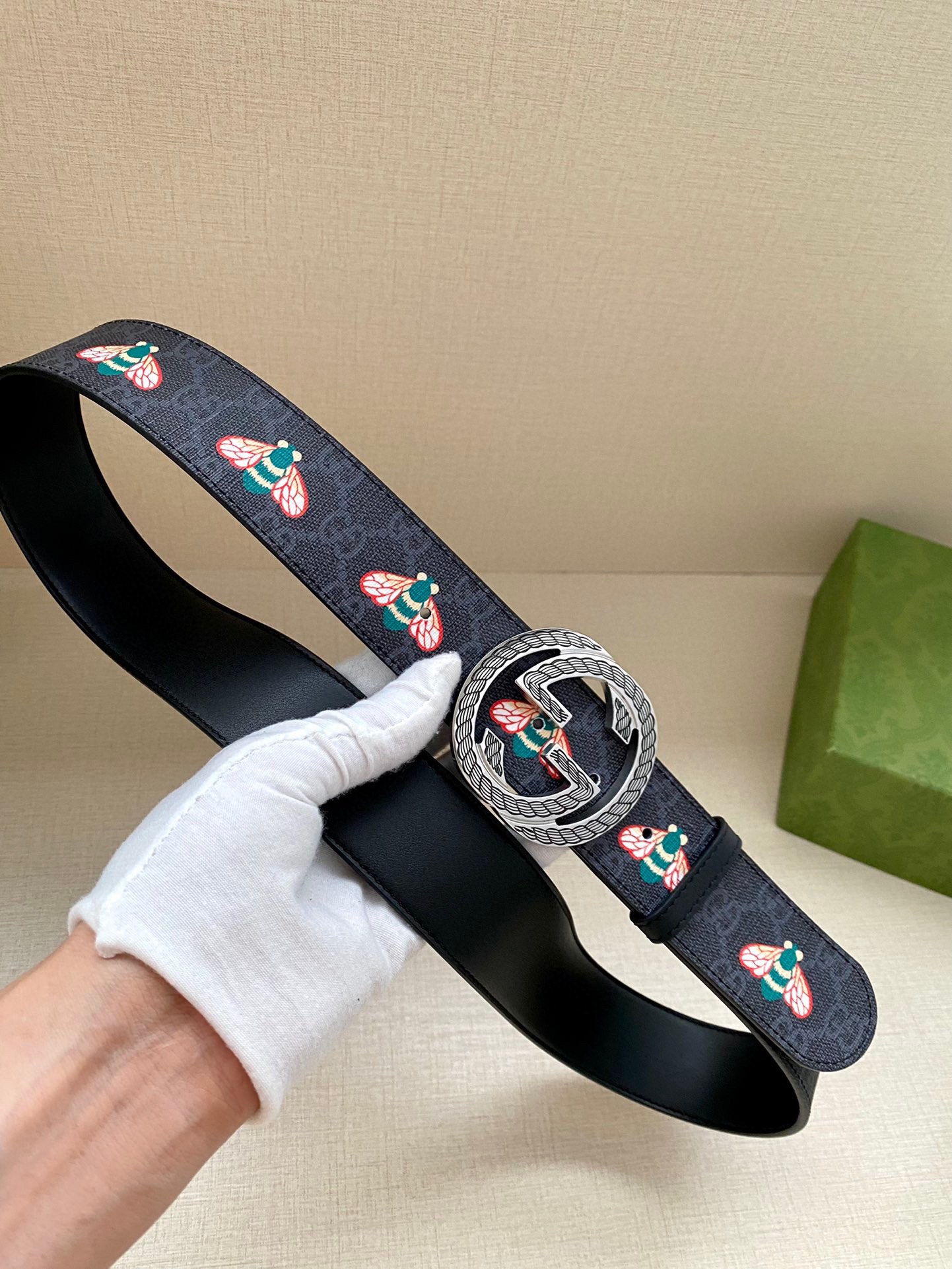  宽度4.0cm GUCCI 蜜蜂图案是Gucci动物王国中的标志性元素之一，在这款配饰中焕新演绎为卡通