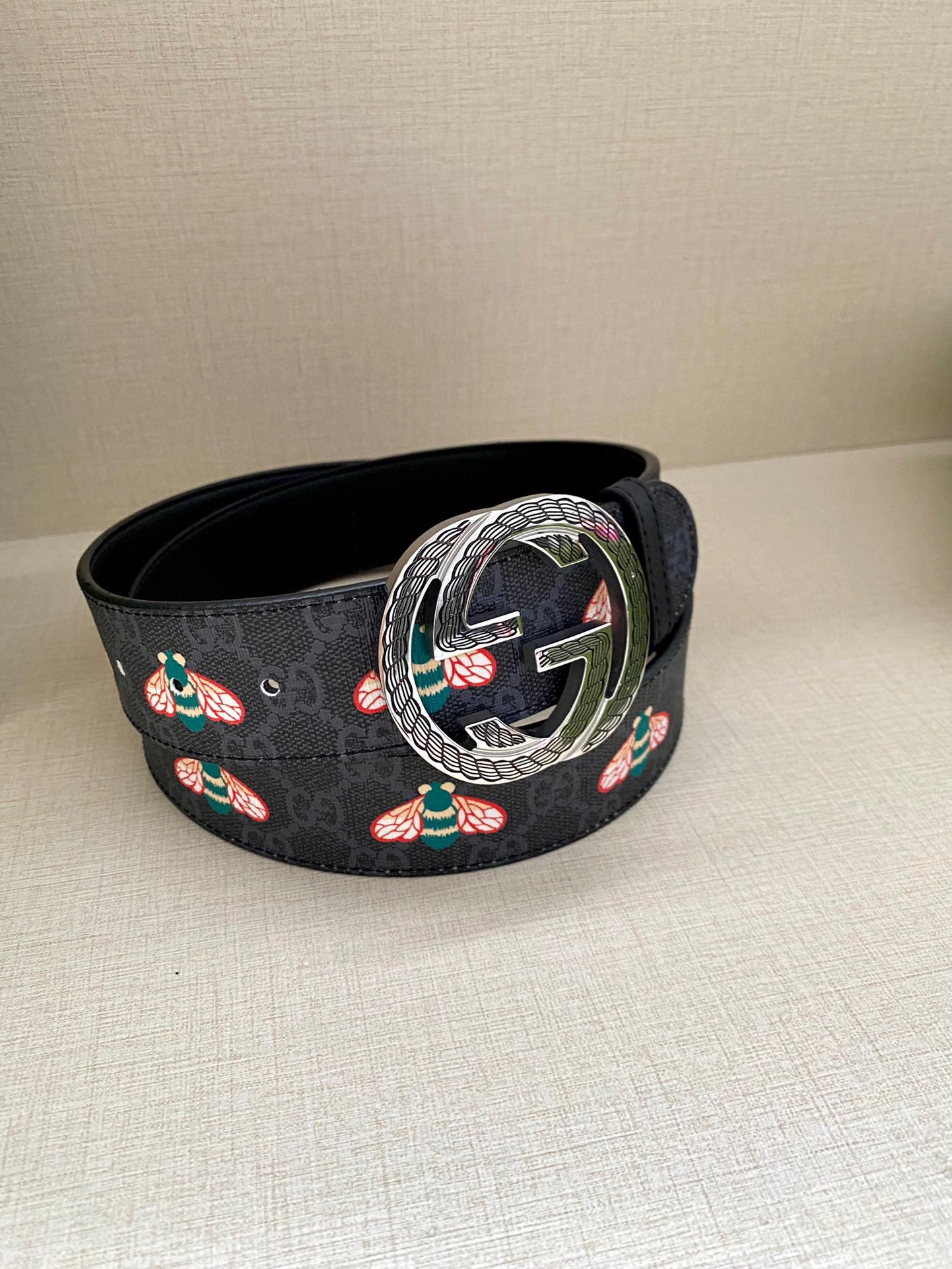  宽度4.0cm GUCCI 蜜蜂图案是Gucci动物王国中的标志性元素之一，在这款配饰中焕新演绎为卡通