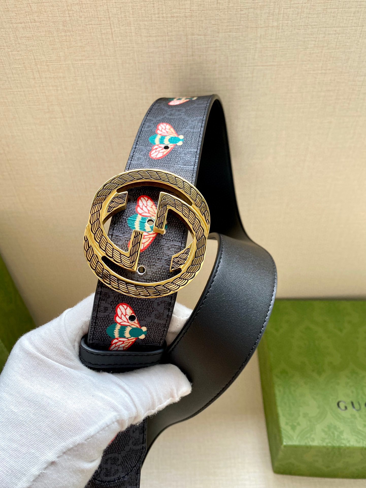  宽度4.0cm GUCCI 蜜蜂图案是Gucci动物王国中的标志性元素之一，在这款配饰中焕新演绎为卡通