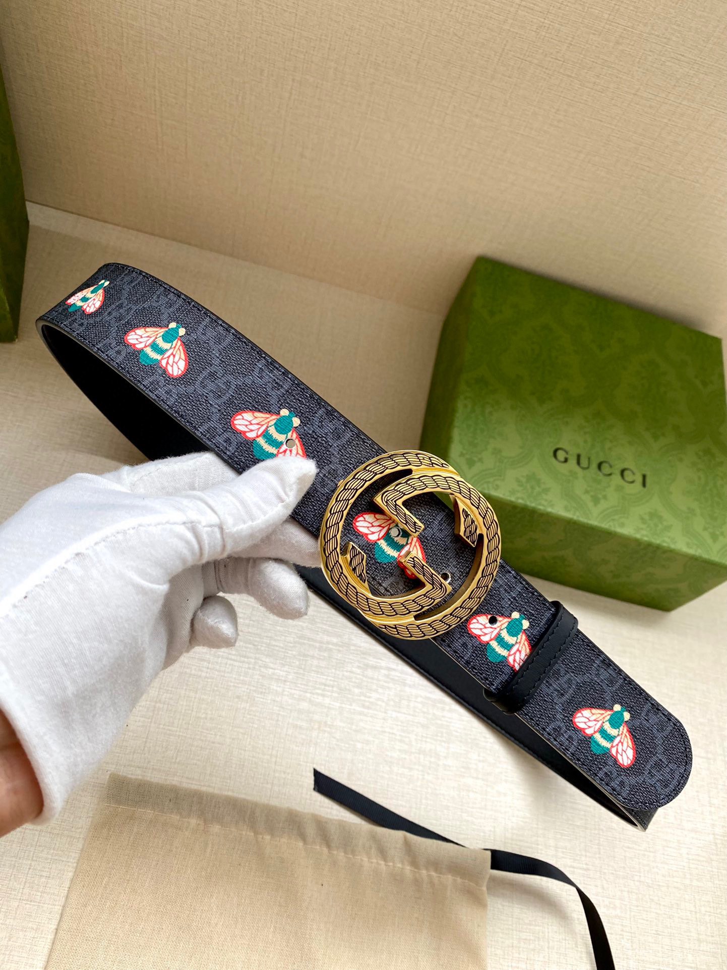  宽度4.0cm GUCCI 蜜蜂图案是Gucci动物王国中的标志性元素之一，在这款配饰中焕新演绎为卡通