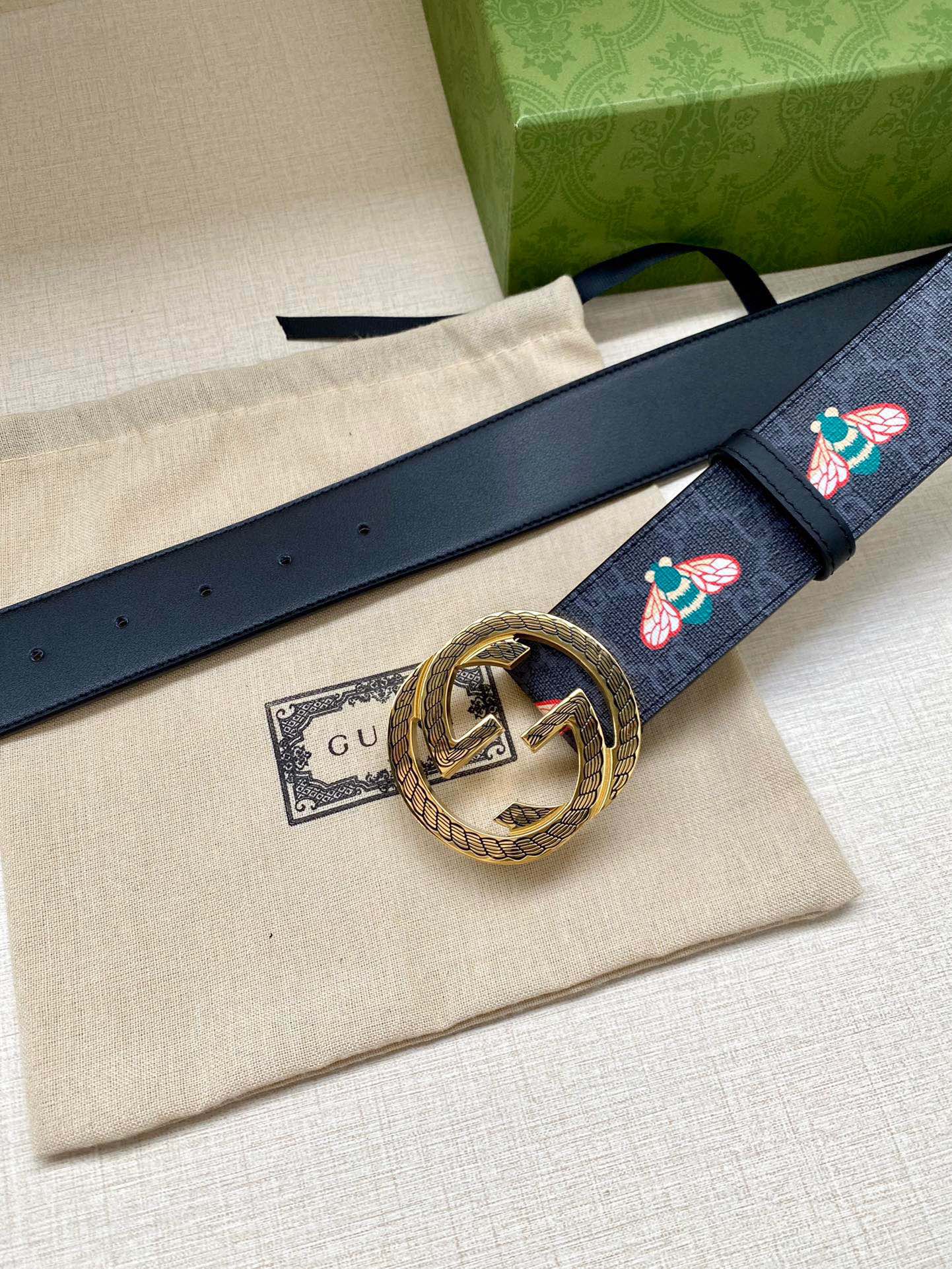  宽度4.0cm GUCCI 蜜蜂图案是Gucci动物王国中的标志性元素之一，在这款配饰中焕新演绎为卡通