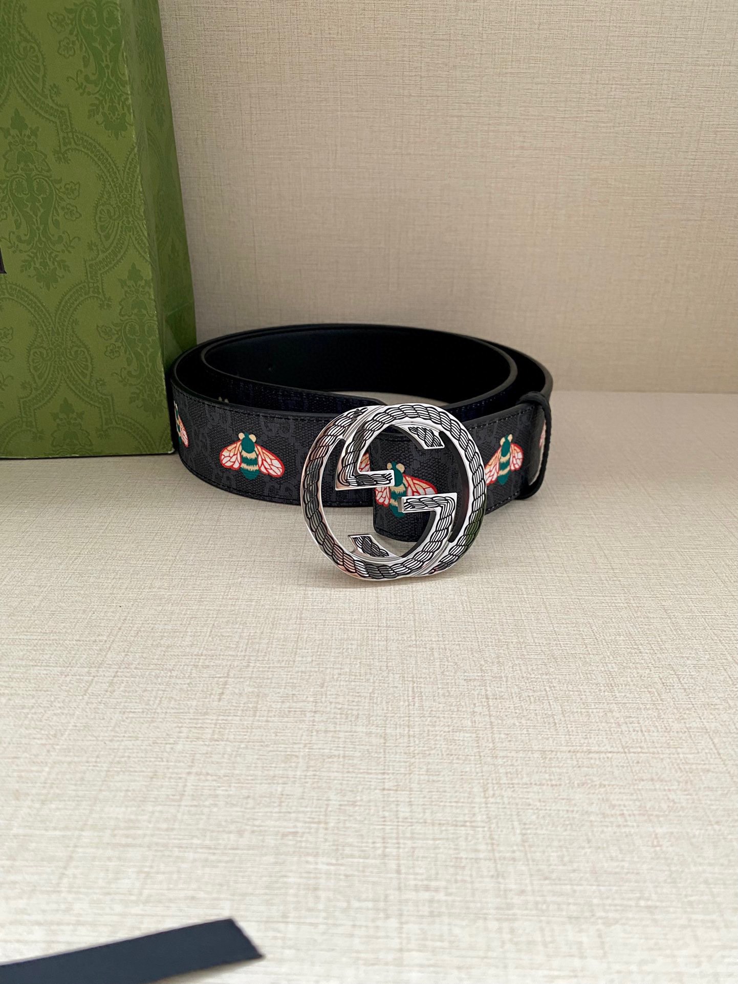  宽度4.0cm GUCCI 蜜蜂图案是Gucci动物王国中的标志性元素之一，在这款配饰中焕新演绎为卡通