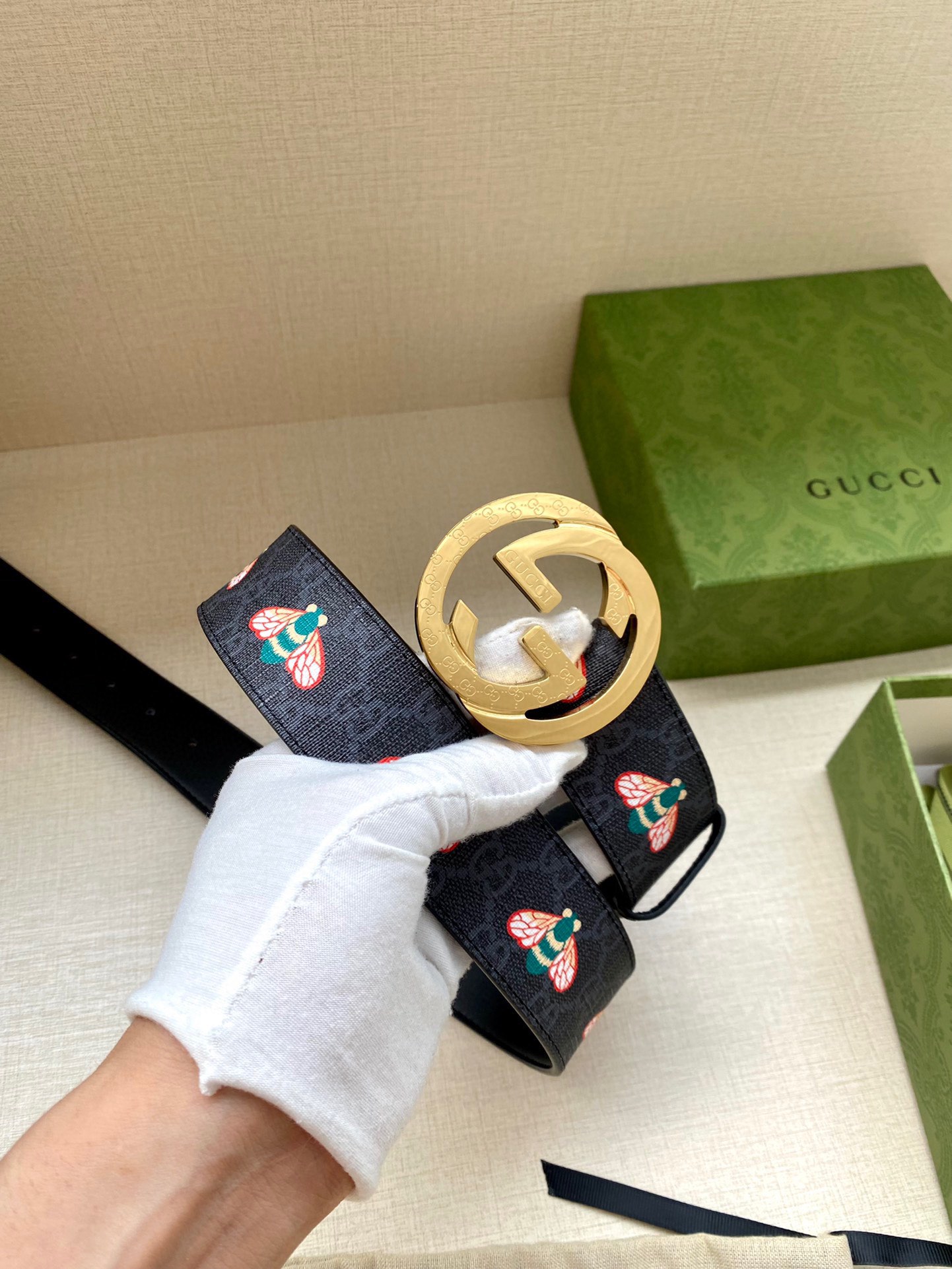  宽度4.0cm GUCCI 蜜蜂图案是Gucci动物王国中的标志性元素之一，在这款配饰中焕新演绎为卡通