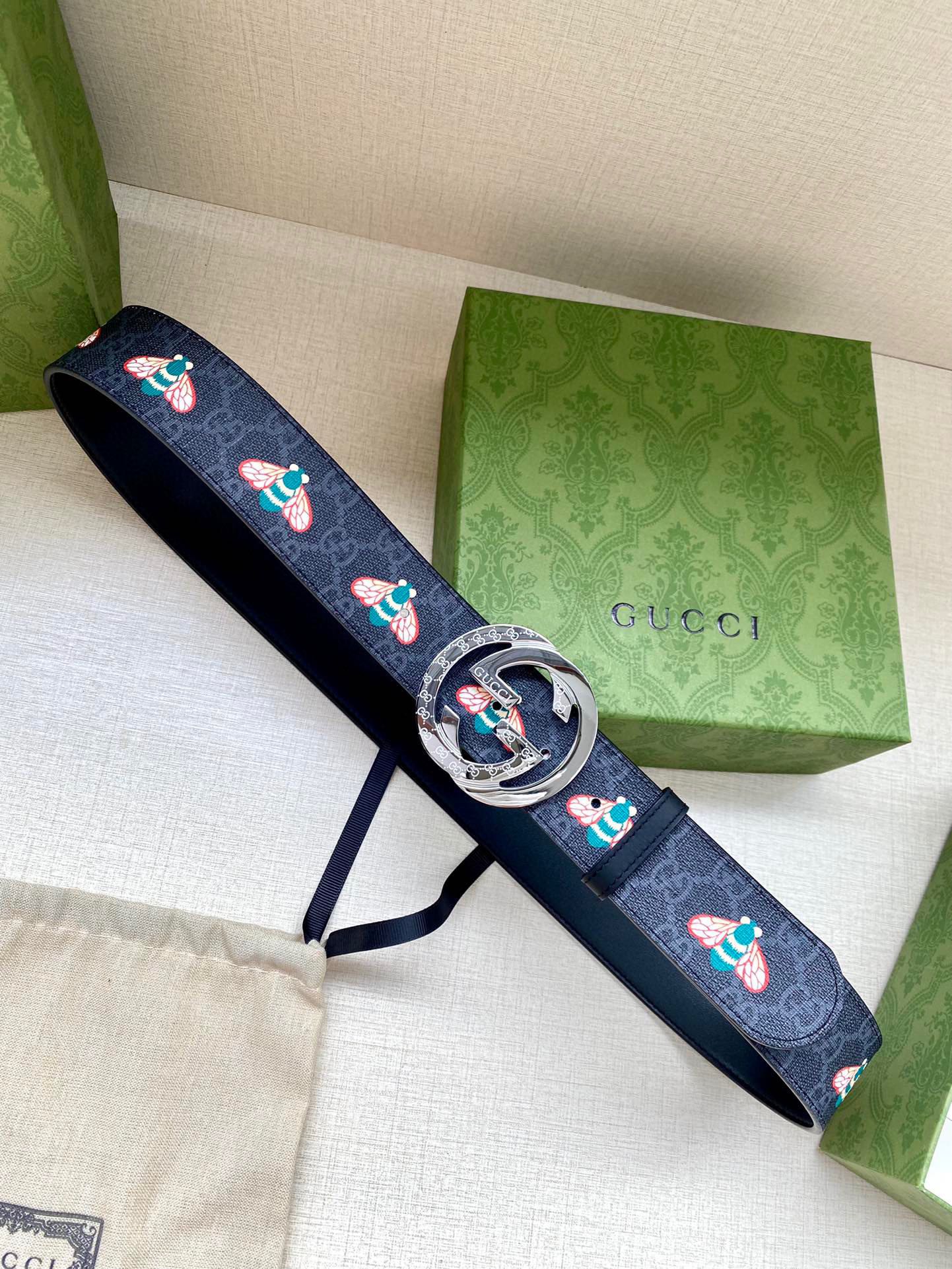  宽度4.0cm GUCCI 蜜蜂图案是Gucci动物王国中的标志性元素之一，在这款配饰中焕新演绎为卡通