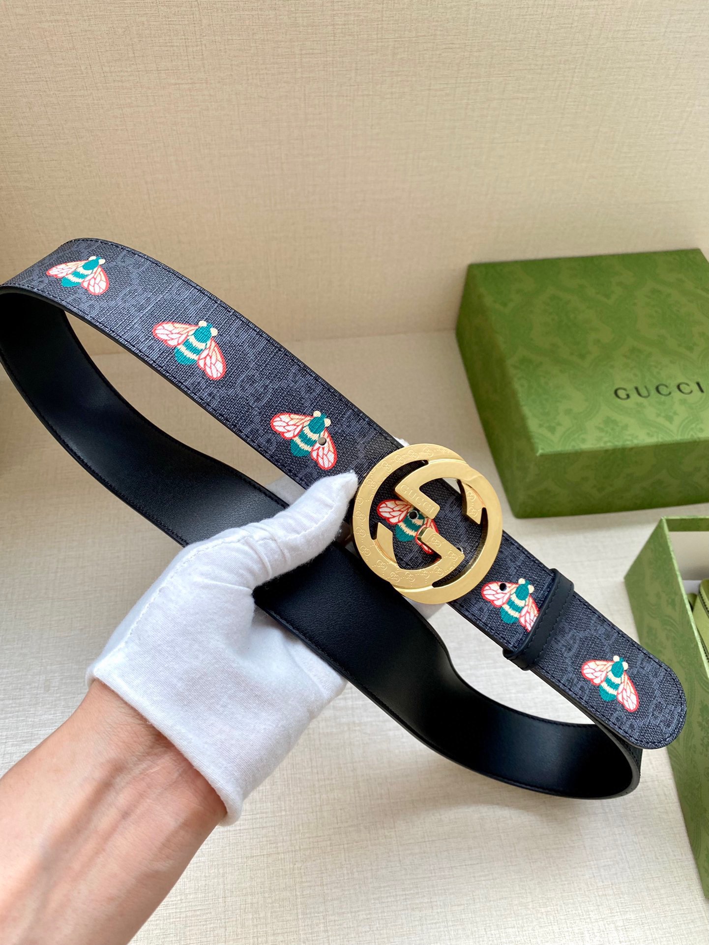  宽度4.0cm GUCCI 蜜蜂图案是Gucci动物王国中的标志性元素之一，在这款配饰中焕新演绎为卡通