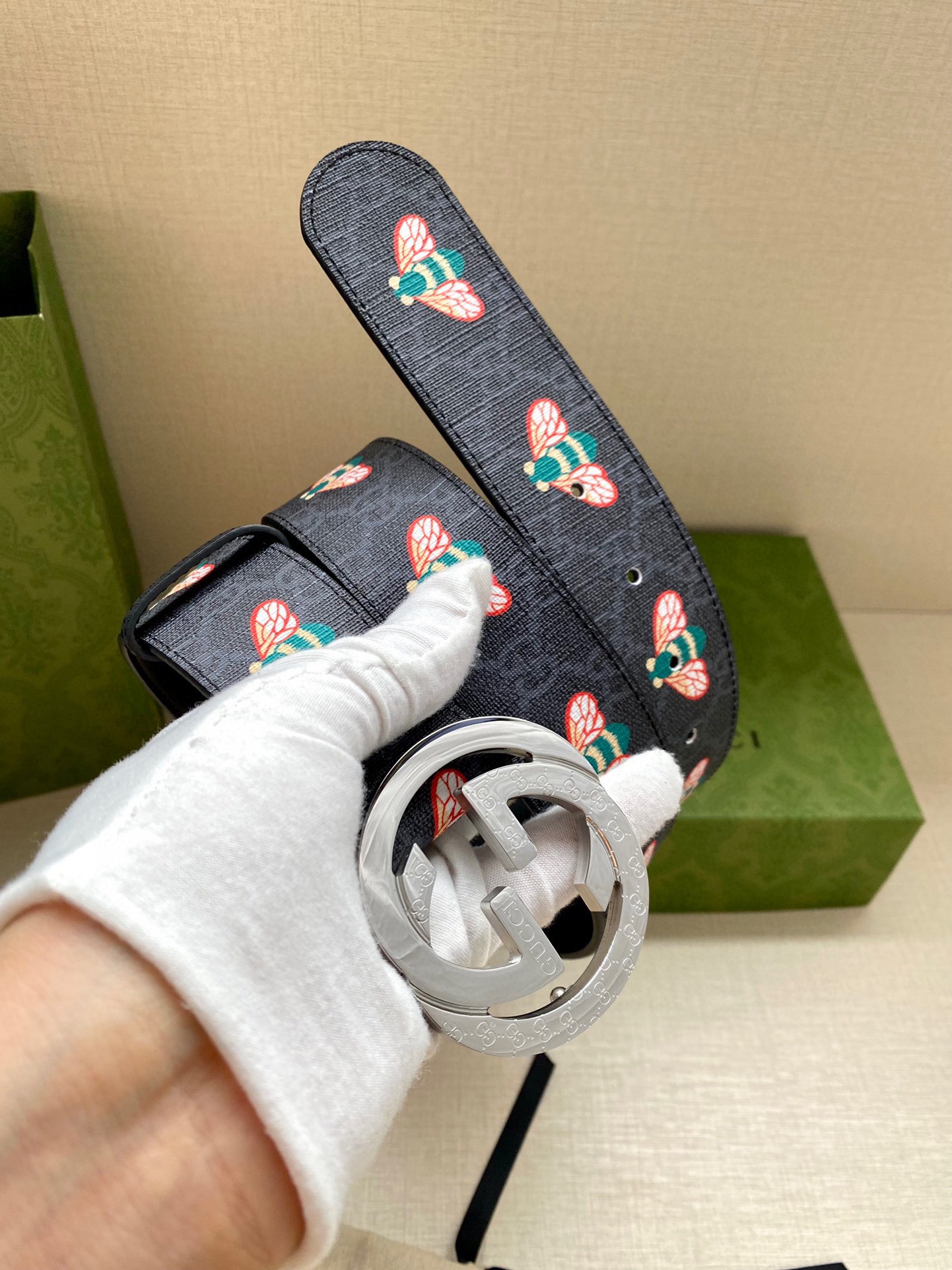  宽度4.0cm GUCCI 蜜蜂图案是Gucci动物王国中的标志性元素之一，在这款配饰中焕新演绎为卡通