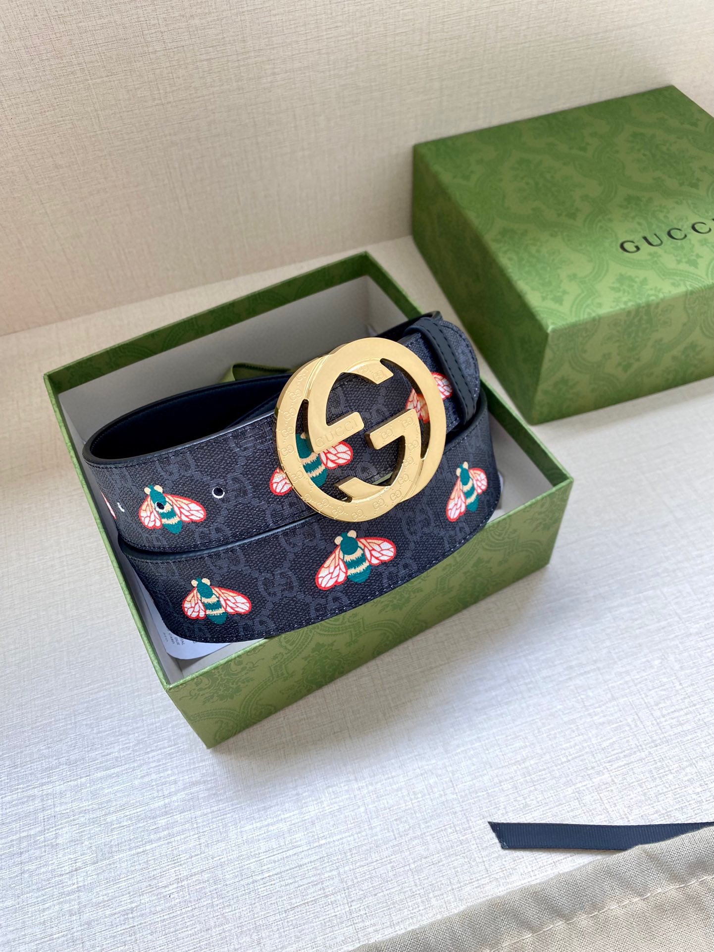  宽度4.0cm GUCCI 蜜蜂图案是Gucci动物王国中的标志性元素之一，在这款配饰中焕新演绎为卡通