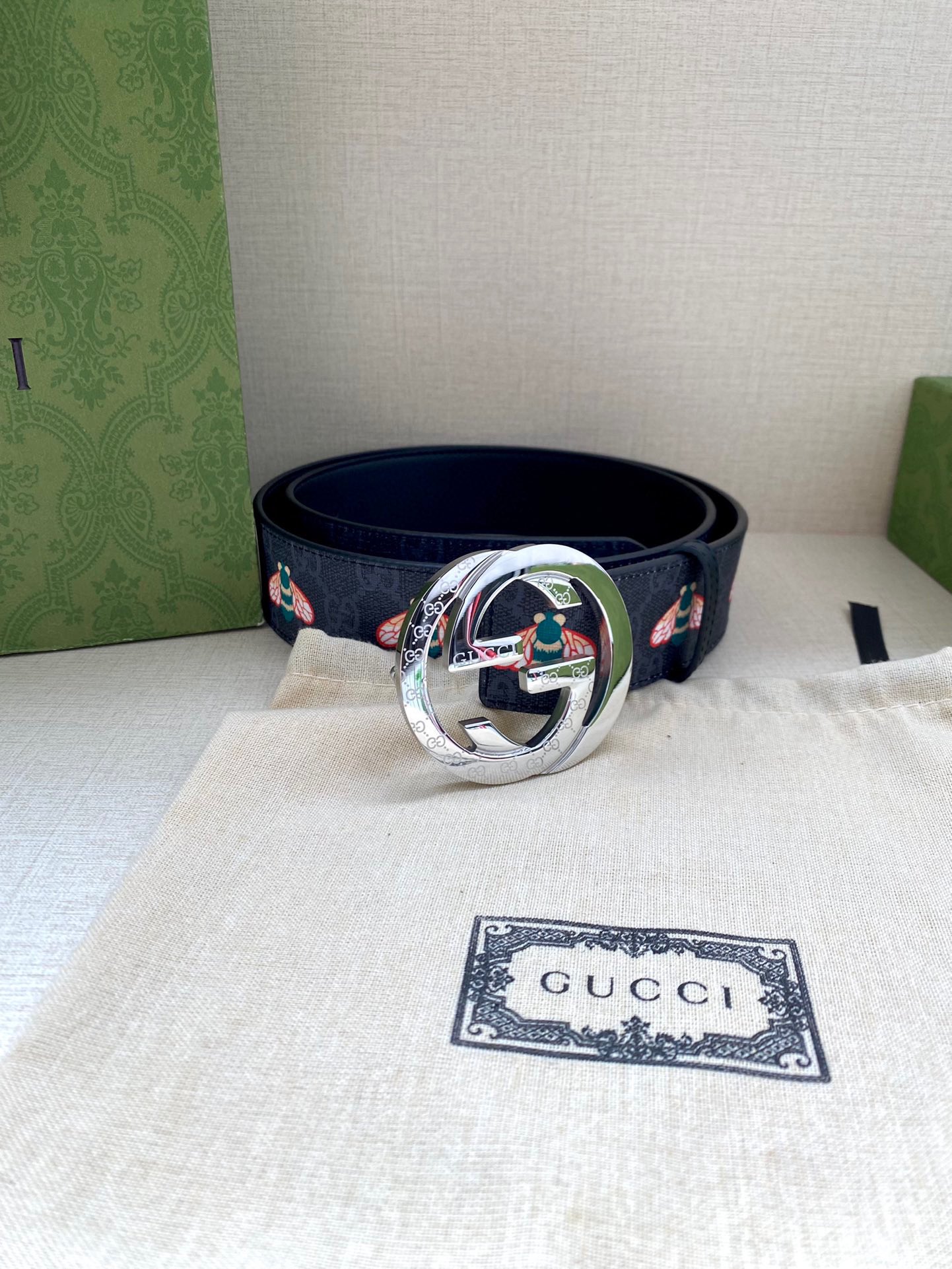  宽度4.0cm GUCCI 蜜蜂图案是Gucci动物王国中的标志性元素之一，在这款配饰中焕新演绎为卡通