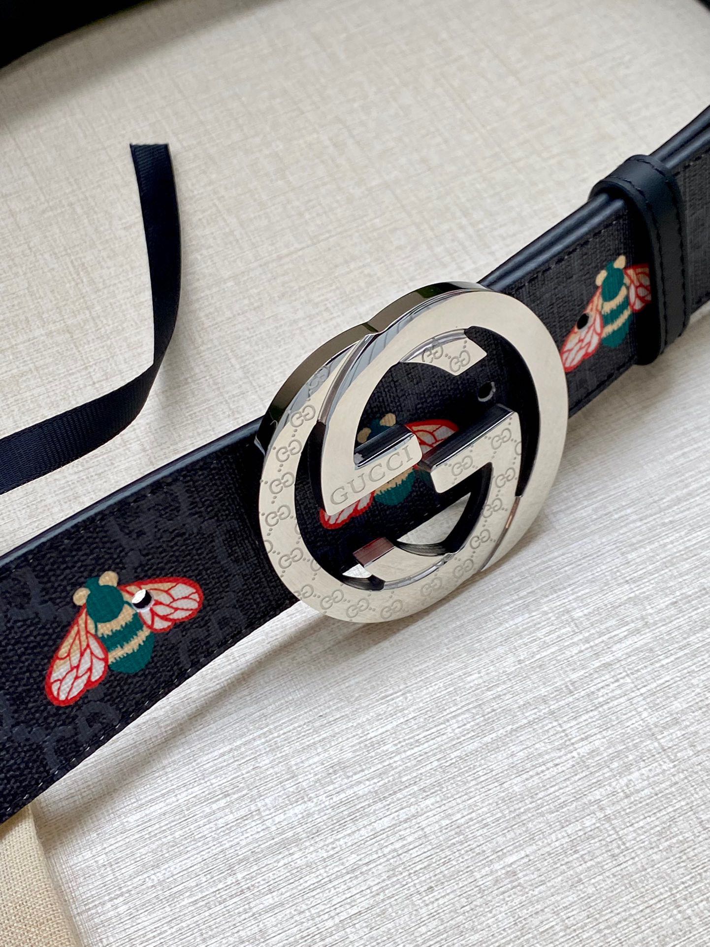  宽度4.0cm GUCCI 蜜蜂图案是Gucci动物王国中的标志性元素之一，在这款配饰中焕新演绎为卡通