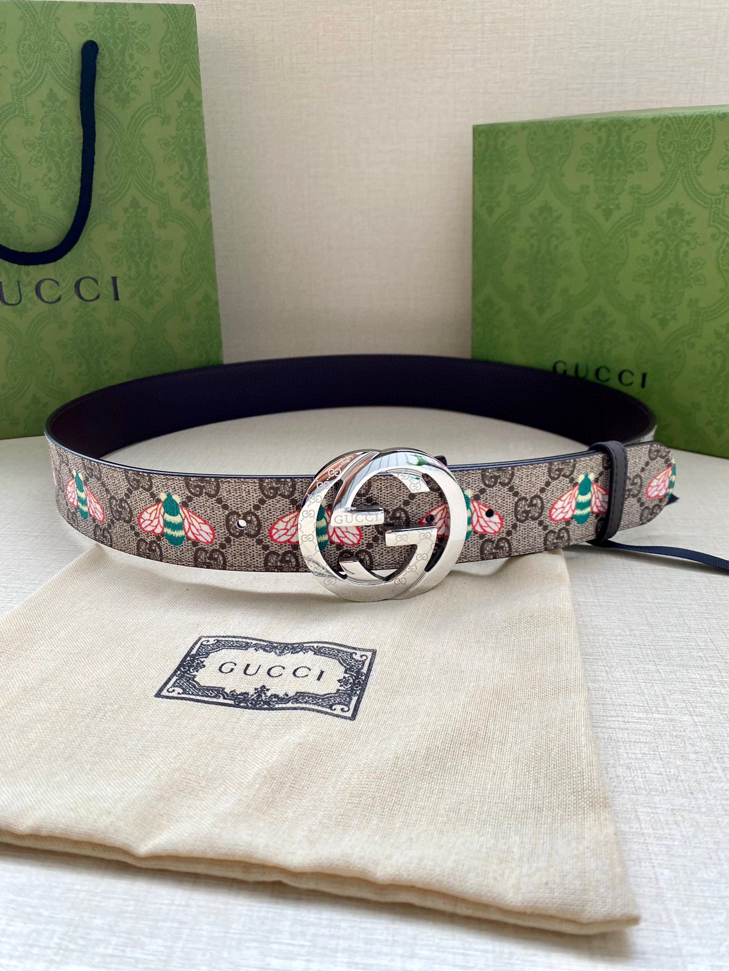  宽度4.0cm GUCCI 蜜蜂图案是Gucci动物王国中的标志性元素之一，在这款配饰中焕新演绎为卡通