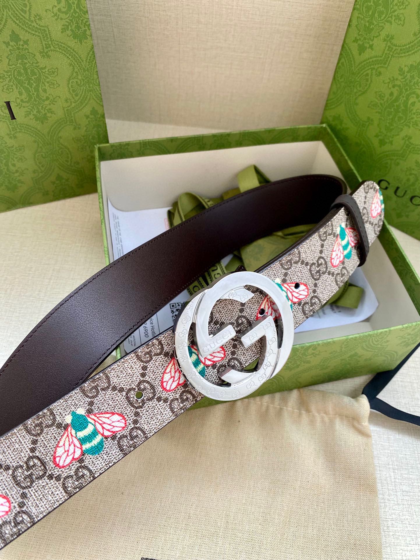  宽度4.0cm GUCCI 蜜蜂图案是Gucci动物王国中的标志性元素之一，在这款配饰中焕新演绎为卡通