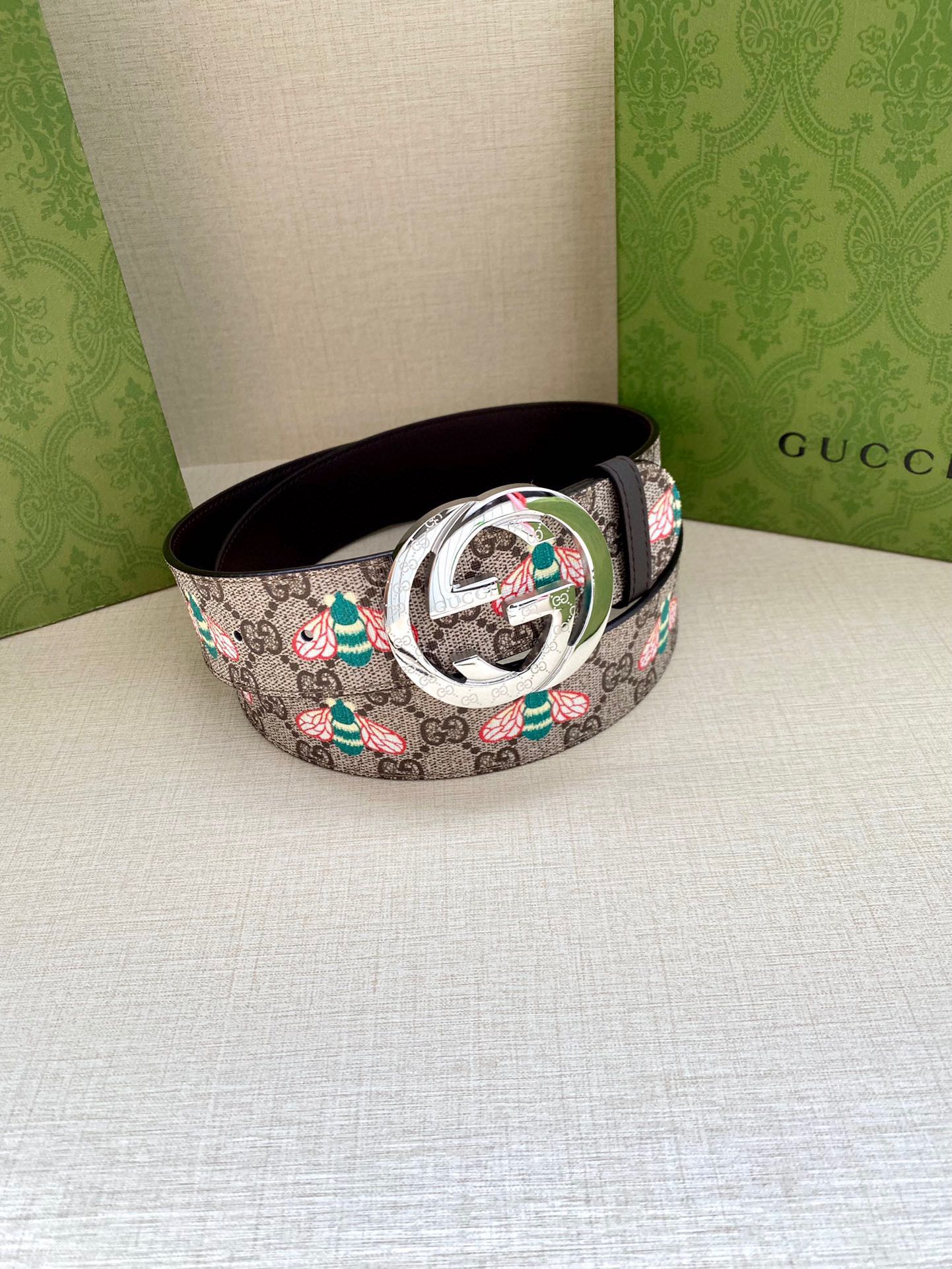  宽度4.0cm GUCCI 蜜蜂图案是Gucci动物王国中的标志性元素之一，在这款配饰中焕新演绎为卡通