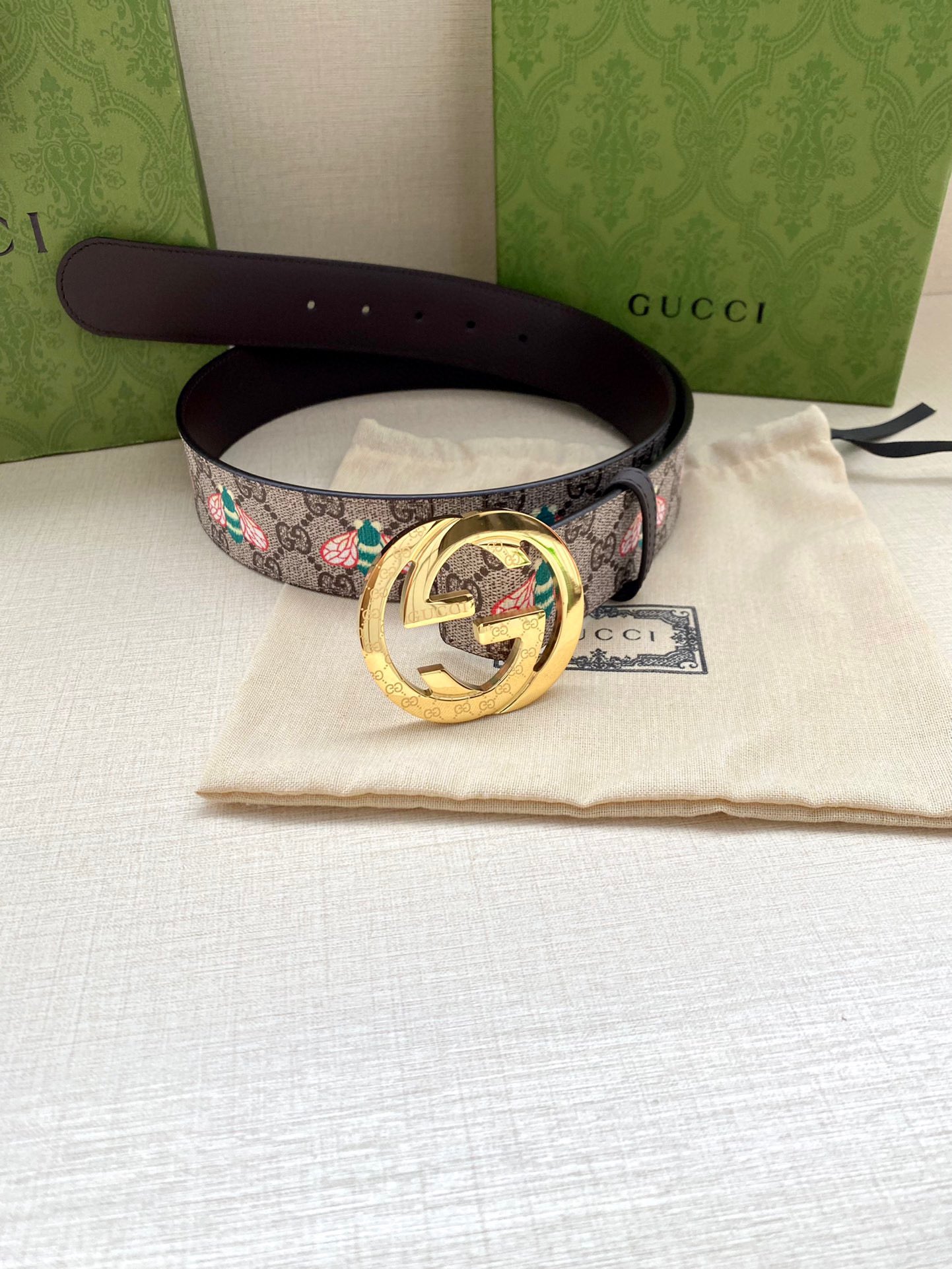  宽度4.0cm GUCCI 蜜蜂图案是Gucci动物王国中的标志性元素之一，在这款配饰中焕新演绎为卡通