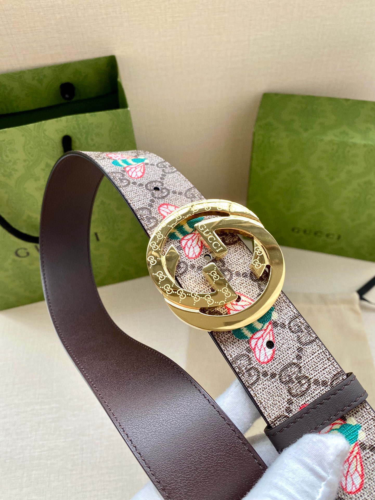  宽度4.0cm GUCCI 蜜蜂图案是Gucci动物王国中的标志性元素之一，在这款配饰中焕新演绎为卡通