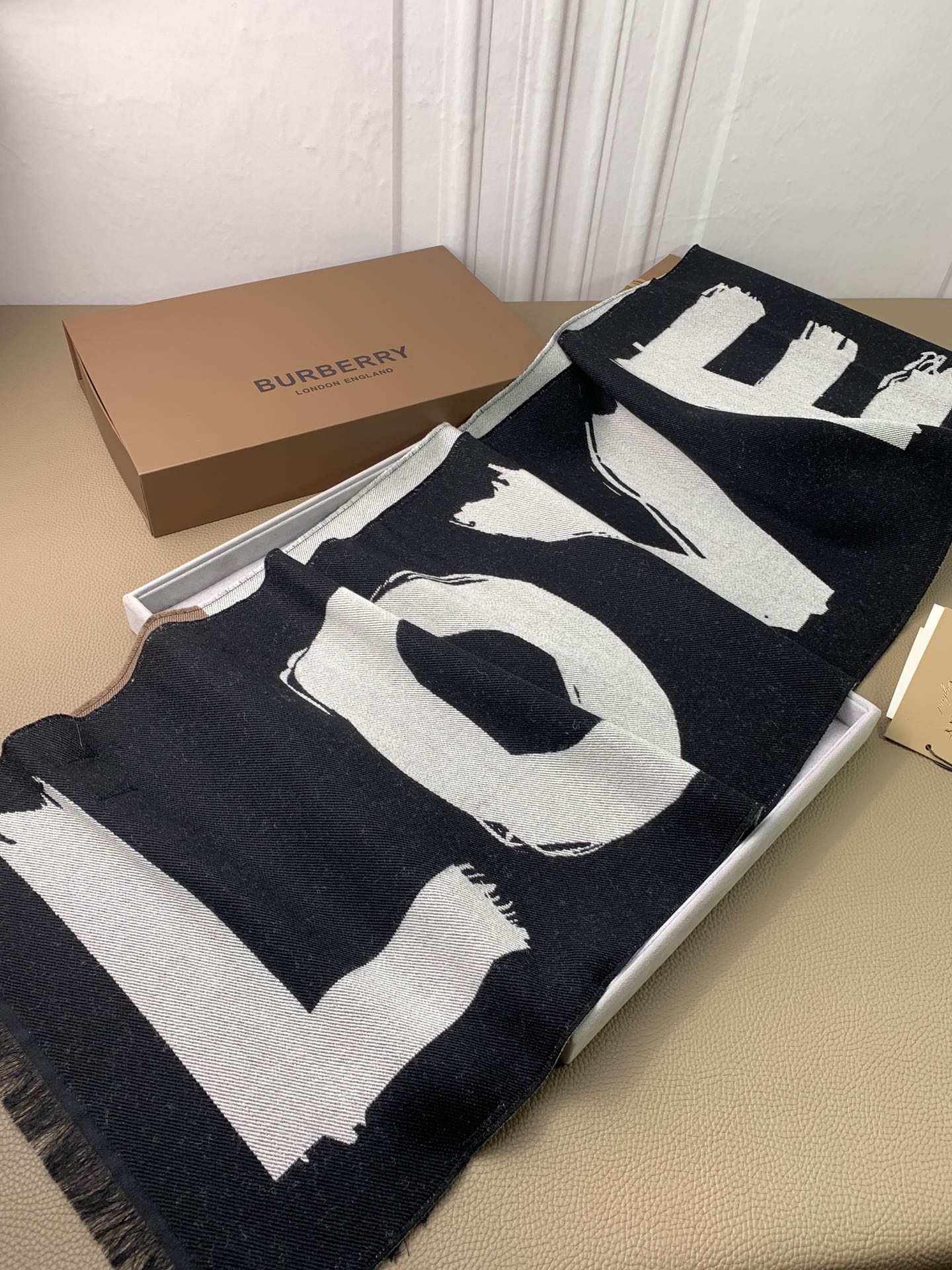 NO:169171,. B home. [Double-sided LOVE jacquard] New counter original logo!  Old friends can buy any benefits, collectible styles, and they are no in terms of craftsmanship and appearance. 1~Double-sided jacquard, tight, thick and color-tight, clear and full pattern, it is no exaggeration to say that no one can compare to jacquard technology~ everyone has a classic piece, black camel is simply vintage~ Ultimate channel~, high-version scarf19860909. B家.【双面LOVE提花】专柜原版新标！老朋友福利随便入,珍藏款,论工艺和颜值都是no. 1~双面提花,紧致厚实不透色,图案清晰饱满,毫不夸张的说,提花技术没人可以比～经典人手一件,黑驼简直vintage~终极渠道～,高版本围巾,scarf