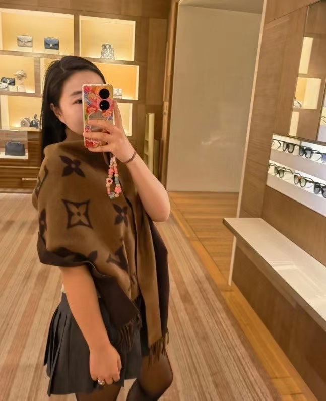 NO:163619,A batch of exclusive pre-sale hot new colors. LV REYKJAVIK cashmere scarf. The counter is popular, and the mainland counter is out of stock all year round!  I don’t need to say much about the popularity. Huo Siyan, Li Xiang, and Liza Wang are all so popular. The scarf and shawl are both used, and the warm and glutinous feeling is really so warm!  Classic logo pattern..Absolutely high-end, atmospheric and high-end...Hot cake velvet, specifications of 45*180cm ordinary scarf, ordinary scarf, louis vuitton,shawls19860909批独家预售爆款新色.LV REYKJAVIK羊绒围巾.专柜爆款,大陆专柜常年断货状态！火爆程度我就不用多说了吧,霍思燕、李湘、汪明荃都是爱不释手,围巾披肩两用,又暖又糯的感觉真的让人爱不释手啊！ 经典logo图案..绝对高端大气上档次..羊糕绒,规格45*180cm普通围巾,普通围巾,louis vuitton,shawls,scarf