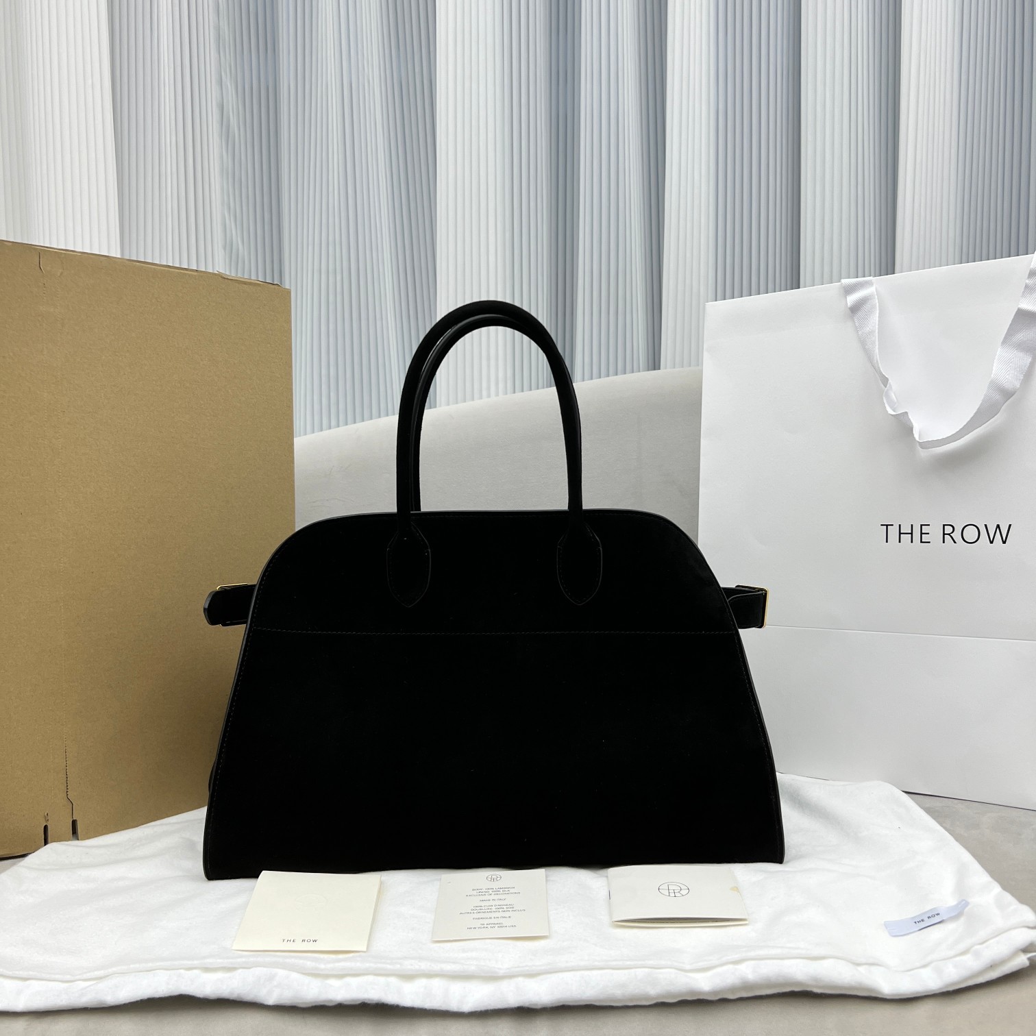 中号磨砂黑Margaux15系列品牌在极简设计上的功力线条干净尽管没有什么logo印花的加持但整体高级质
