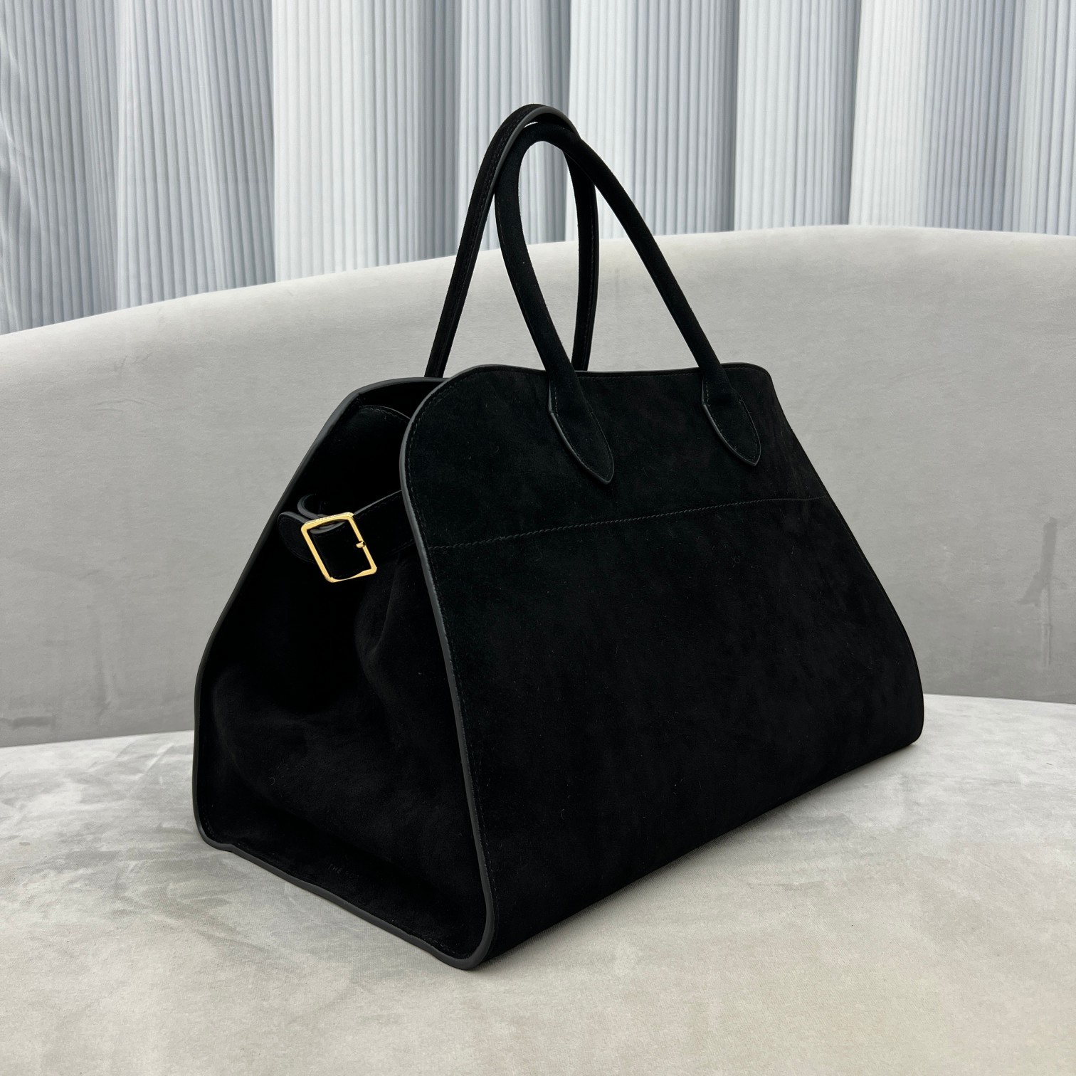 中号磨砂黑Margaux15系列品牌在极简设计上的功力线条干净尽管没有什么logo印花的加持但整体高级质