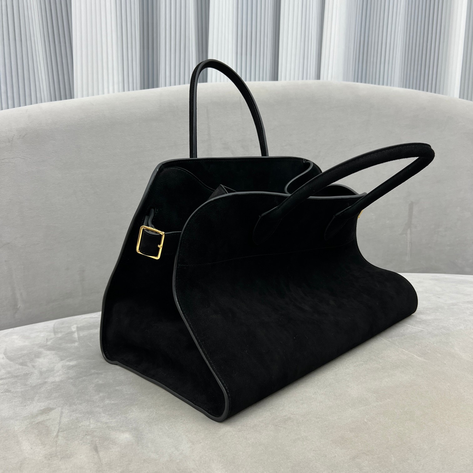 中号磨砂黑Margaux15系列品牌在极简设计上的功力线条干净尽管没有什么logo印花的加持但整体高级质