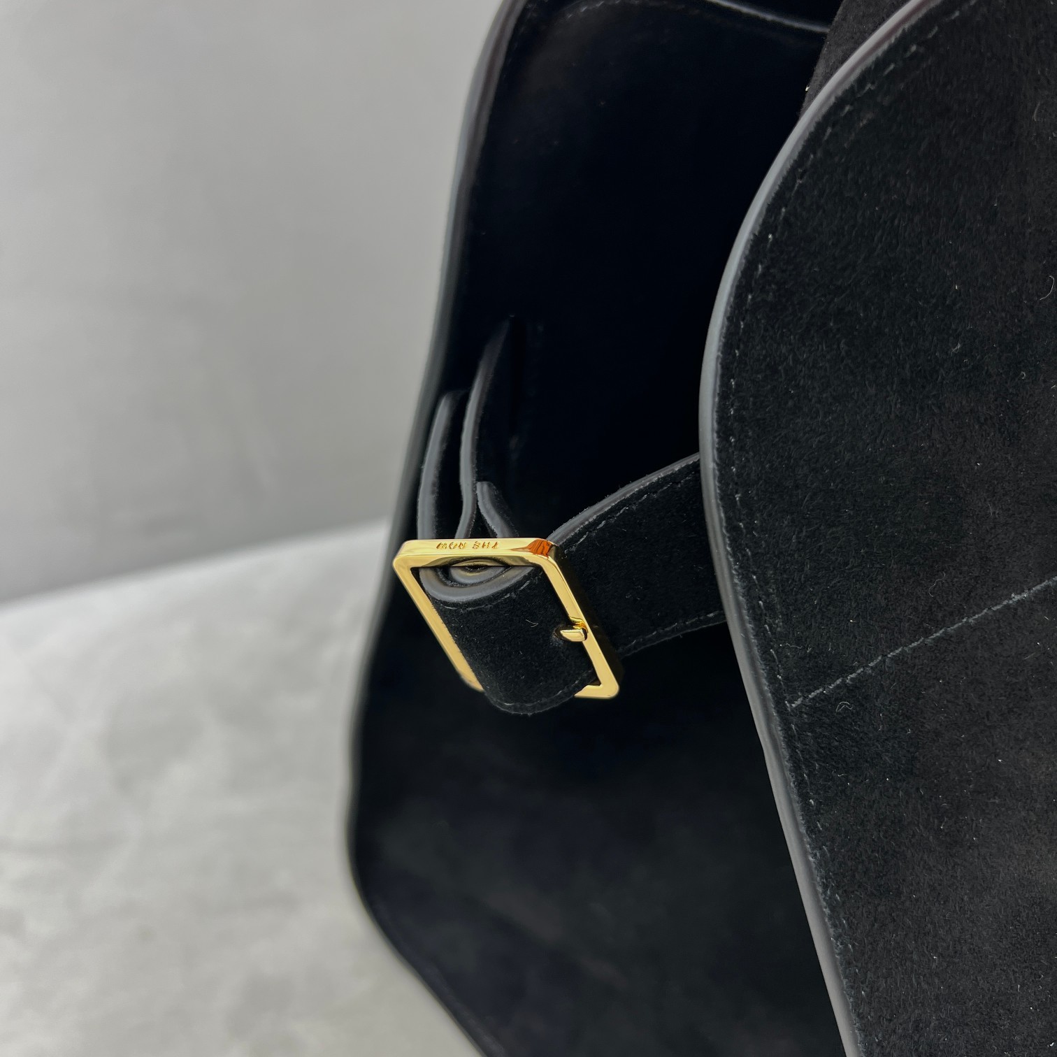 中号磨砂黑Margaux15系列品牌在极简设计上的功力线条干净尽管没有什么logo印花的加持但整体高级质