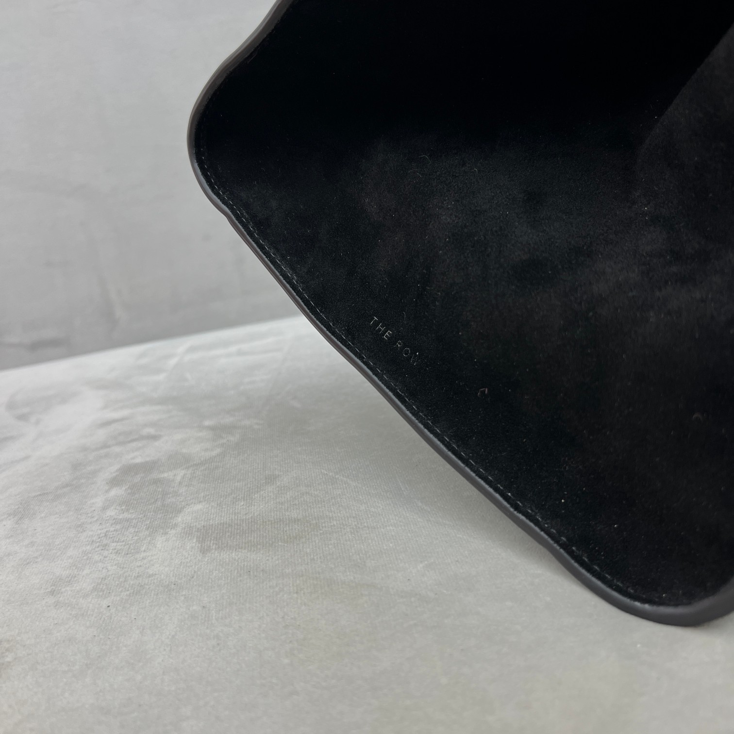 中号磨砂黑Margaux15系列品牌在极简设计上的功力线条干净尽管没有什么logo印花的加持但整体高级质