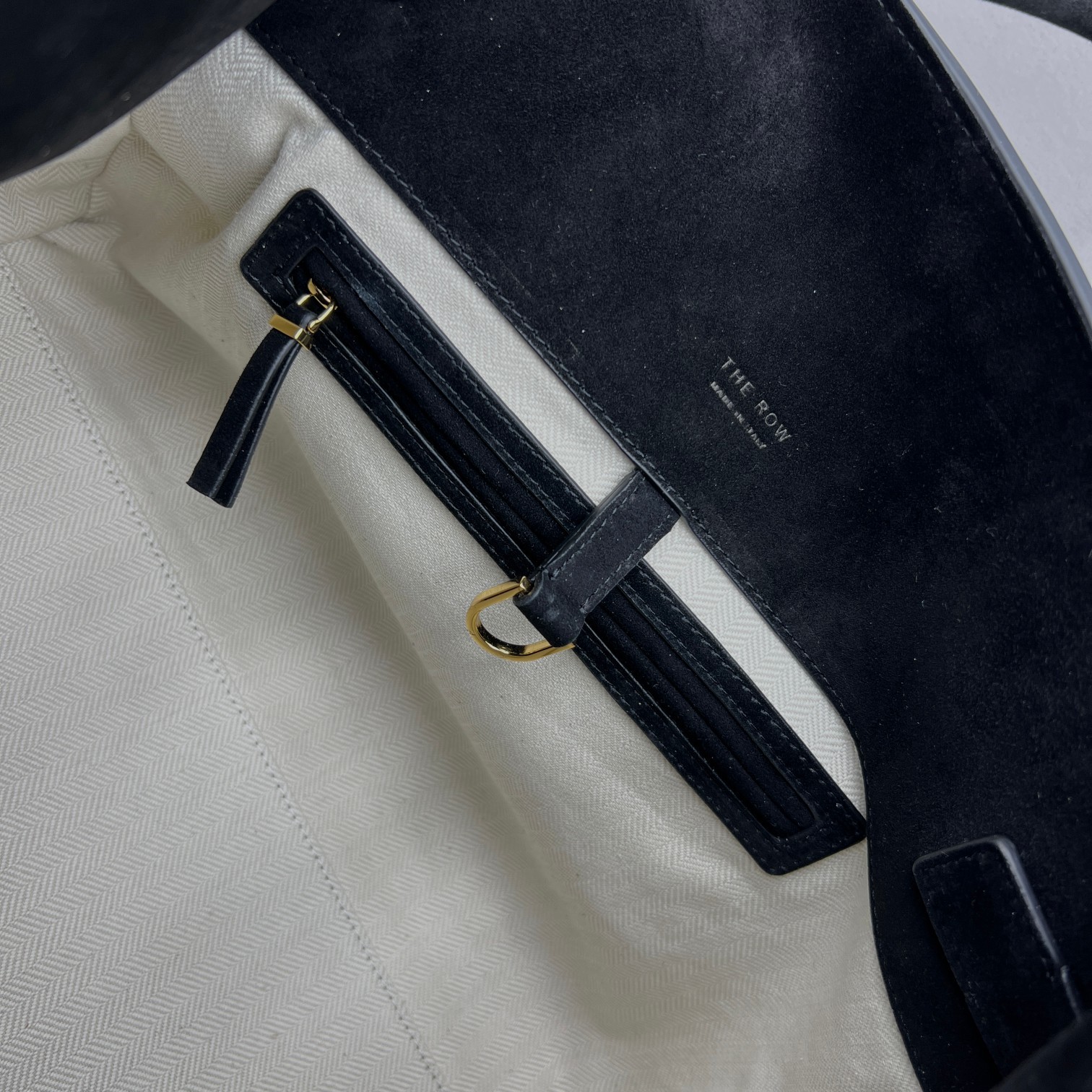 中号磨砂黑Margaux15系列品牌在极简设计上的功力线条干净尽管没有什么logo印花的加持但整体高级质