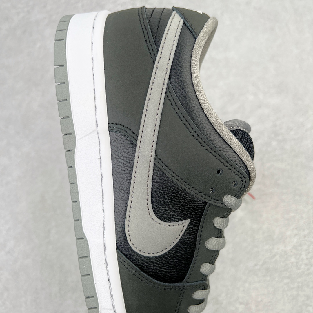 图片[6]-零售💰200 ＃KZ神版福利回馈‼NK SB Dunk Low J-Pack \”Shadow\” 影子灰 货号：BQ6817-007 毫无疑问市场中端王者 全码福利开炸 长期补货价格一步到位 毫无疑问市场中端王者 实力大厂出品 新配色陆续开发 利润个位数只为口碑 全套原纸板楦头开发 确保原汁原味 完美呈现DUNK版型 一比一鞋头弧度高度鞋身弧度 此版本只针对中端市场 皮料材质有所更替 其他数据细节工艺流程均保持一致 绝不口嗨 细节品控鞋型随意对比 独家私模官方第六代原厂航空铝磨具打磨大底 鞋头坡度极致还原 无解鞋型 原盒原配 圈内天花板工艺 原厂玻璃冲刀 超高清洁度 全鞋零毛边皮料切割 原厂中底布点胶 中底布拉帮走线遵循公司 SIZE：36 36.5 37.5 38 38.5 39 40 40.5 41 42 42.5 43 44 44.5 45 46 47.5 编码：by2936000-运动鞋