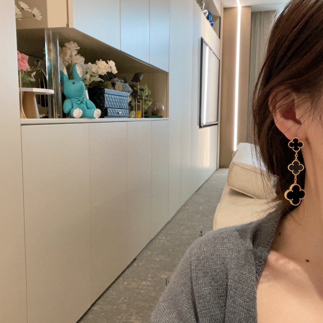 NO:677886,FE024# three string four-leaf clover gemstone earrings, hand-inlaid with natural black agate, thickly plated with 18k gold, exquisite and high-end feminine, earrings, gold, Cartier high-end jewelry19860909FE024#三串四叶草宝石耳环 天然黑玛瑙手工镶嵌 厚镀18k黄金 精致高级女人味十足,,earrings,gold,卡迪亚高端饰品,Jewelry