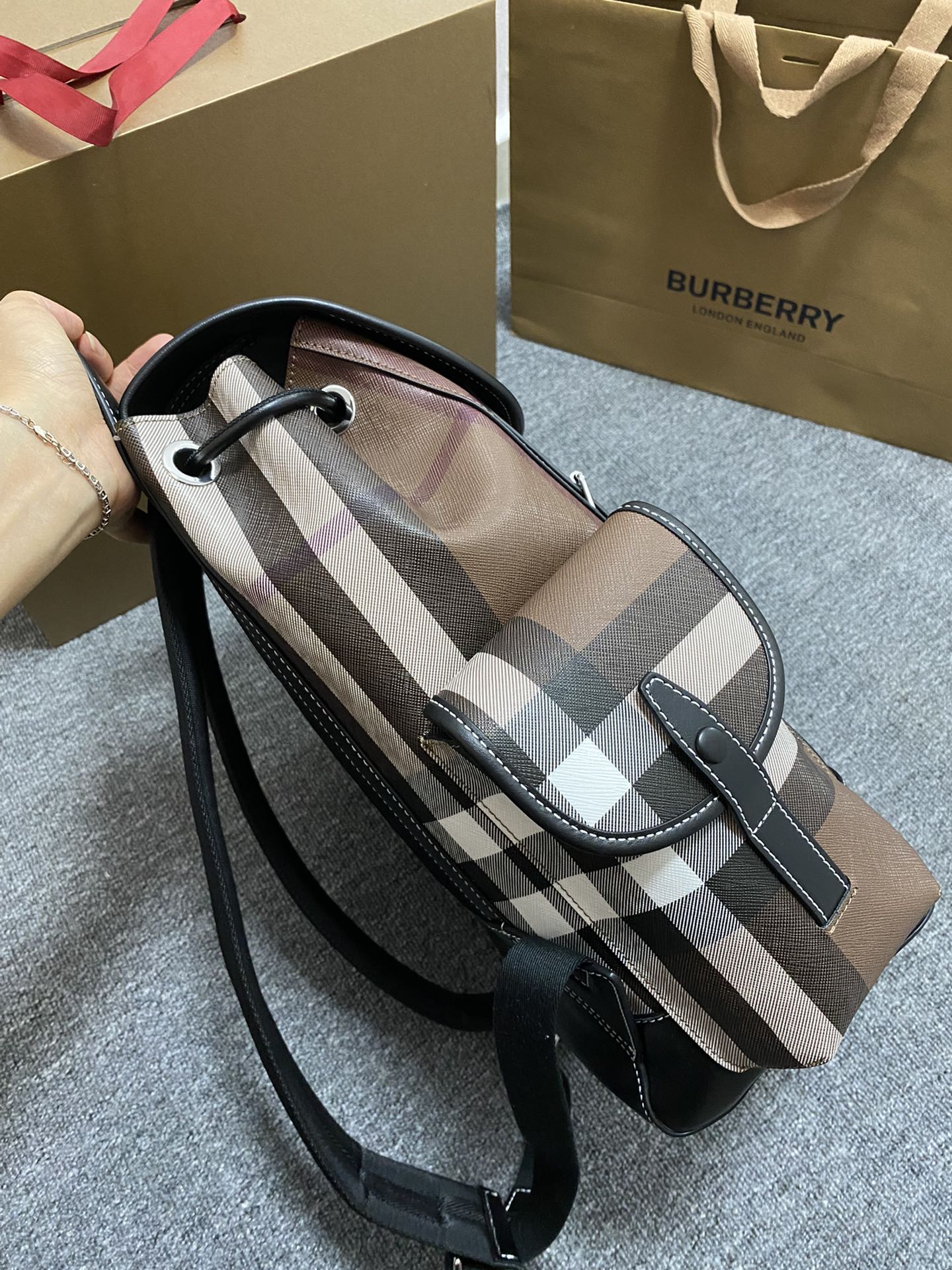 B家桦木棕格双肩包🎒焕新选用格纹环保帆布制作。该环保帆布材质主要运用可再生资源制造，相较于传统的涂层帆布，时髼百搭，男女通用，上班族学生都可，容量超级大能装笔记本电脑，尺寸：36/25/15