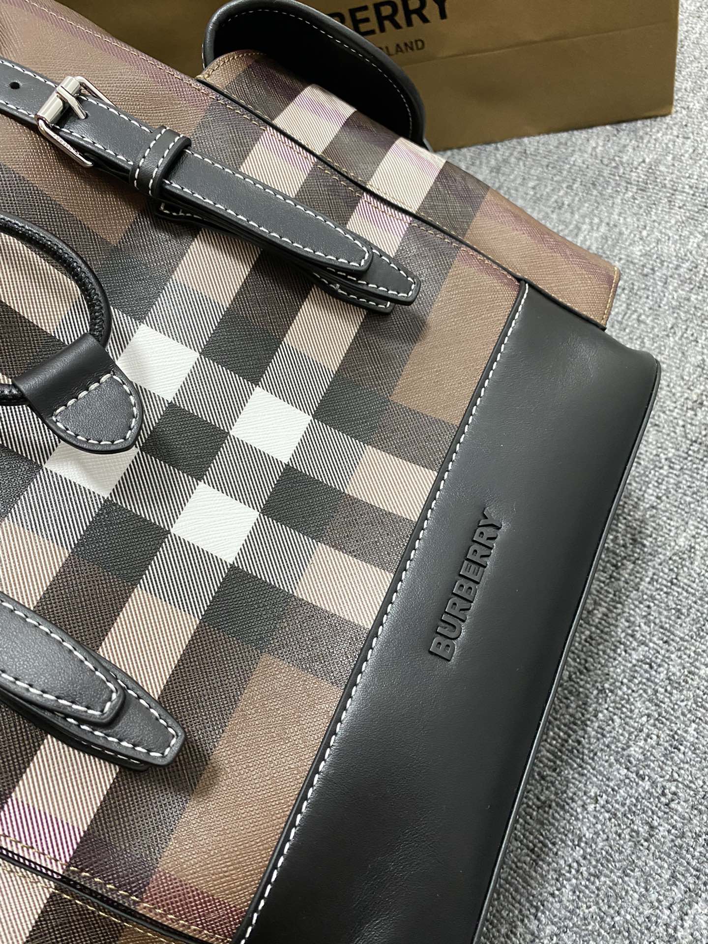 B家桦木棕格双肩包🎒焕新选用格纹环保帆布制作。该环保帆布材质主要运用可再生资源制造，相较于传统的涂层帆布，时髼百搭，男女通用，上班族学生都可，容量超级大能装笔记本电脑，尺寸：36/25/15