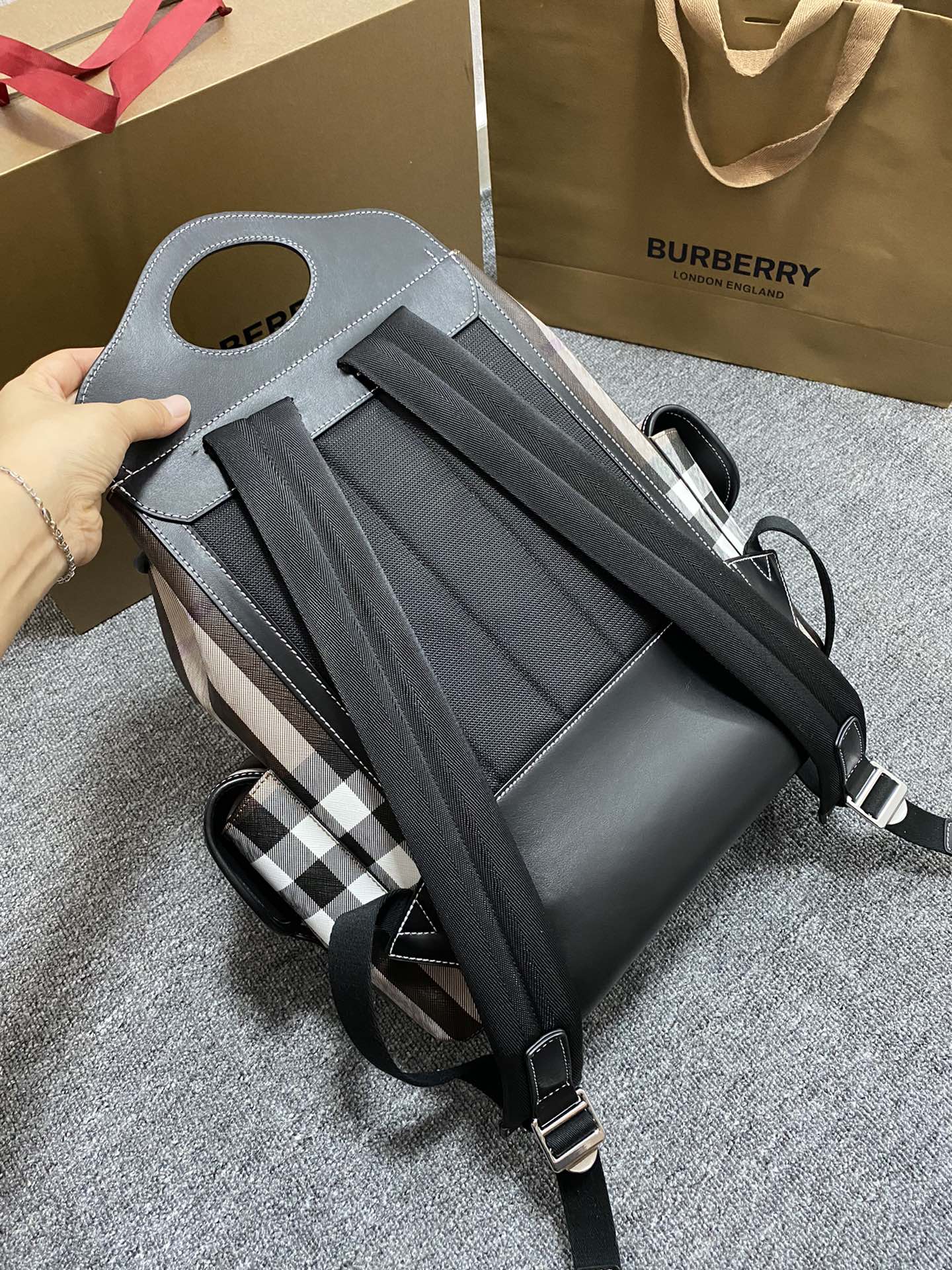 B家桦木棕格双肩包🎒焕新选用格纹环保帆布制作。该环保帆布材质主要运用可再生资源制造，相较于传统的涂层帆布，时髼百搭，男女通用，上班族学生都可，容量超级大能装笔记本电脑，尺寸：36/25/15