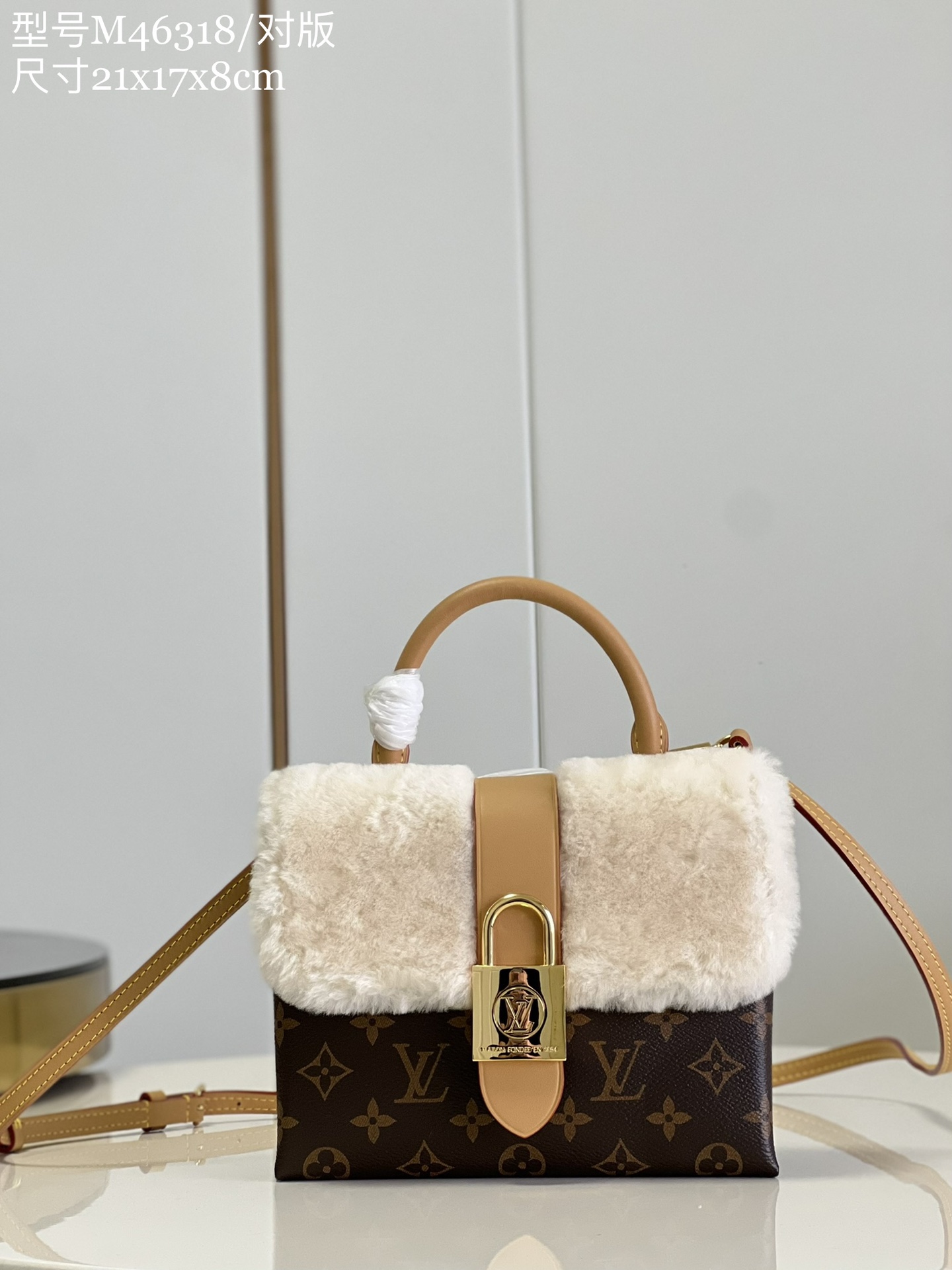 NO:399404,【Exclusive real photo M46318/Pair】M44141 Autumn and Winter Cashmere This compact and stylish Locky BB handbag is made of Monogram canvas and cowhide, with a striking large-size gold LV padlock, which has exquisite connotation and fashionable personality. It can be carried in various ways, suitable for different moods and occasions, making the fashion layout adjustable and can be carried by hand, hand-held, or with the help of a removable bag with shoulder or crossbody. Size 21x17x8cm S.,LV [original leather],louis vuitton,cowhide19860909【独家实拍 M46318/对版】M44141 秋冬羊绒 这款小巧而有型的Locky BB手袋采用Monogram帆布和牛皮材质,配有醒目的大尺寸金色LV挂锁锁扣,兼具精致内涵与时尚个性.可以多种方式背携,适合不同心境与场合,令时尚格调整日如影随形可手提、手挽,或借助可拆卸包带肩背或斜挎.尺寸21x17x8cm S.,LV【原厂皮】,louis vuitton,cowhide,Bag