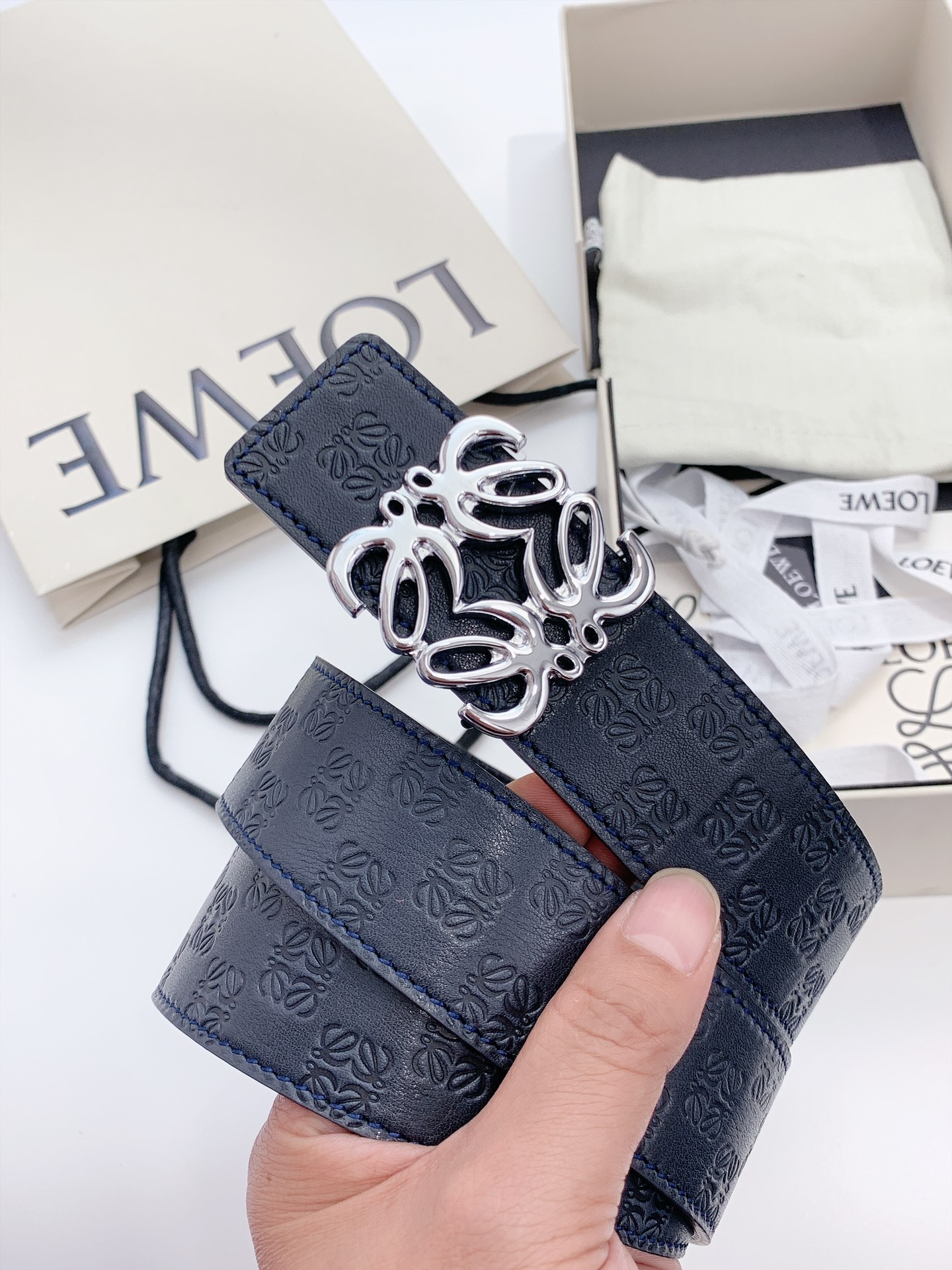 Original [LOEWE] width 4.0cm, exquisite craftsmanship, soft and delicate touch, high-end customization, classic piece