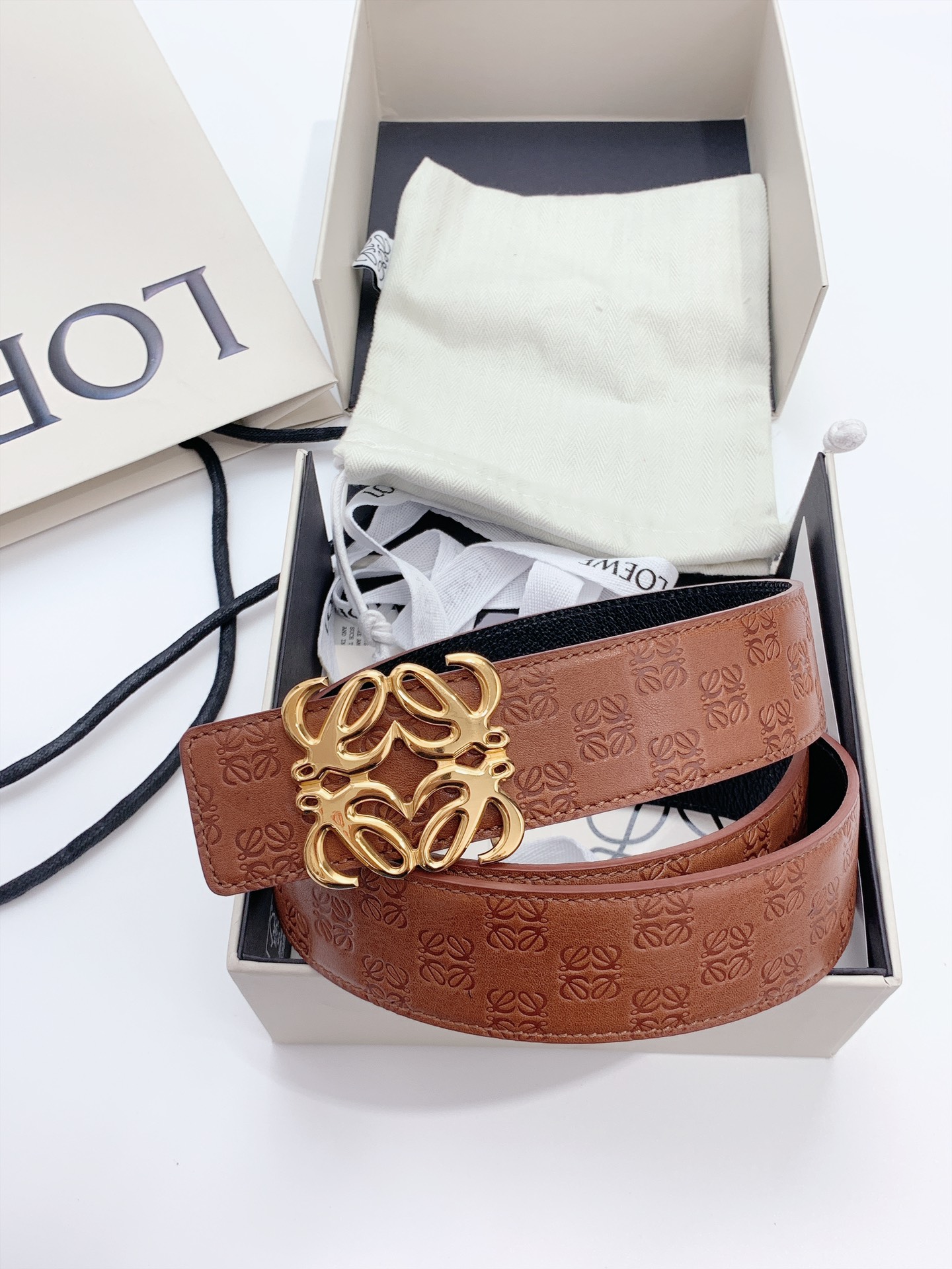 Original [LOEWE] width 4.0cm, exquisite craftsmanship, soft and delicate touch, high-end customization, classic piece.