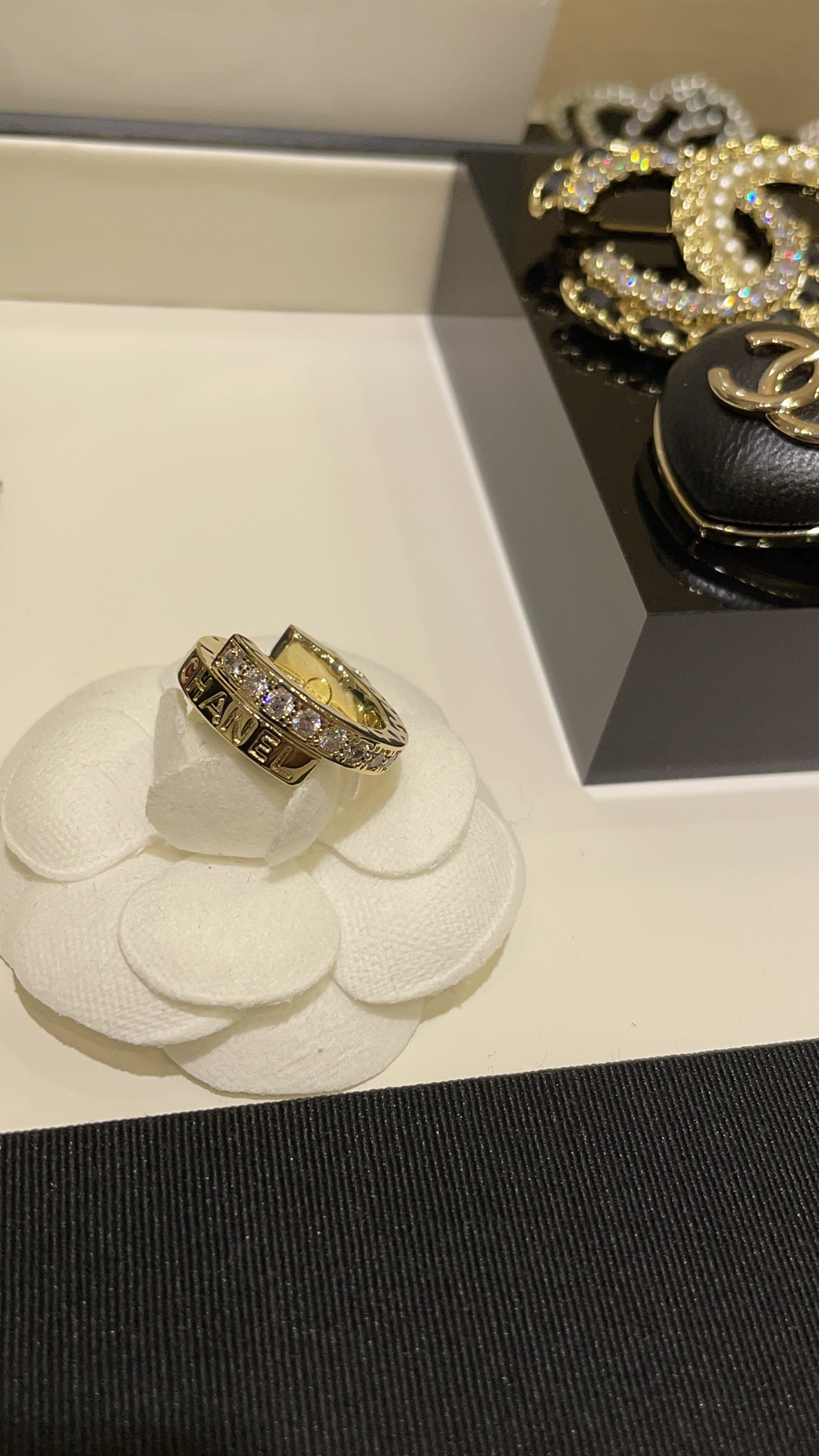 NO:633637,88150, arrived today. 22B new double-piece staggered golden double C ring. The smooth double-piece design with rows of diamonds is simple yet high-end. Those who like a low-key feel can also wear it on the reverse side. The light gold color is versatile and not picky. The first-hand effect is super nice. Z-version customized. Brass material. Zircon. Size US 6-7-8. The ring comes with a packaging box, ring, Cartier high-end jewelry.1986090988150,今日到货 22B新款双拼错位金色双C戒指 排钻光面双拼设计简单又不失高级感 喜欢低调感的也可以反面佩戴哦 浅金色百搭不挑人 上手效果超好看滴 z版定制 黄铜材质 锆石 size美码6-7-8 戒指带包装盒,,ring,卡迪亚高端饰品,Jewelry