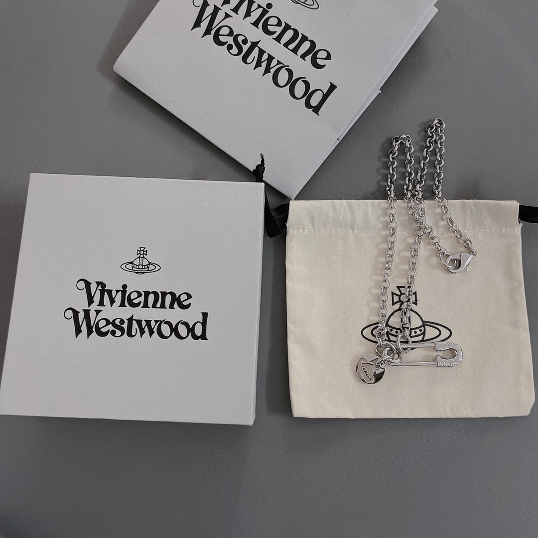 NO:635292,88180【VivienneWestwood】, z, super out of stock king treasure model!  Unisex style!  Hurry up and get the specially customized thick chain for the couple model. Every link can be buckled, the adjustment is very flexible, and it is not picky at all!  The pendant can be worn horizontally or vertically. Baby, what is Happy Planet? Come on, this is Happy Planet!  It’s right to close your eyes and enter!  The pure crown ball is a classic symbol, and the shining rings of Saturn outline the future as the waves flow, opening up a new encounter with the future!  Once you get your hands on it, you can completely feel its texture, feel and luster, which is super nice, punk and fashionable, and it comes with a group of fashionable fans!  It’s really beautiful, can be salty or sweet, pure or delicious!  I fell in love at first sight, it is definitely a leader in the 'practical + high-end' world, an absolute yyds, an absolute treasure that will never go out of style!  ,,Cardia high-end jewelry1986090988180【VivienneWestwood】,z ,超级断货王宝藏款！男女通用款！赶紧情侣款配起特别定制的粗链条,每一个环都可以扣住,调节非常灵活,完全不挑人！吊坠可以横着戴也可以竖着戴太爱了宝宝,什么是快乐星球,来,这就是快乐星球！闭眼入准没错！纯粹王冠球是经典的象征,闪耀土星环勾勒未来波光流转间,开启一场与未来的崭新际遇！拿到手完完全全可以感受到它的质感,手感,光泽感超nice朋克时尚感满满,自带一群时髦精粉！真的敲好看,可盐可甜,可纯可欲！一眼便钟情,绝对是“实用+高级”界的杠把子,绝对的yyds,绝对的宝藏永不过时！,,卡迪亚高端饰品,Jewelry