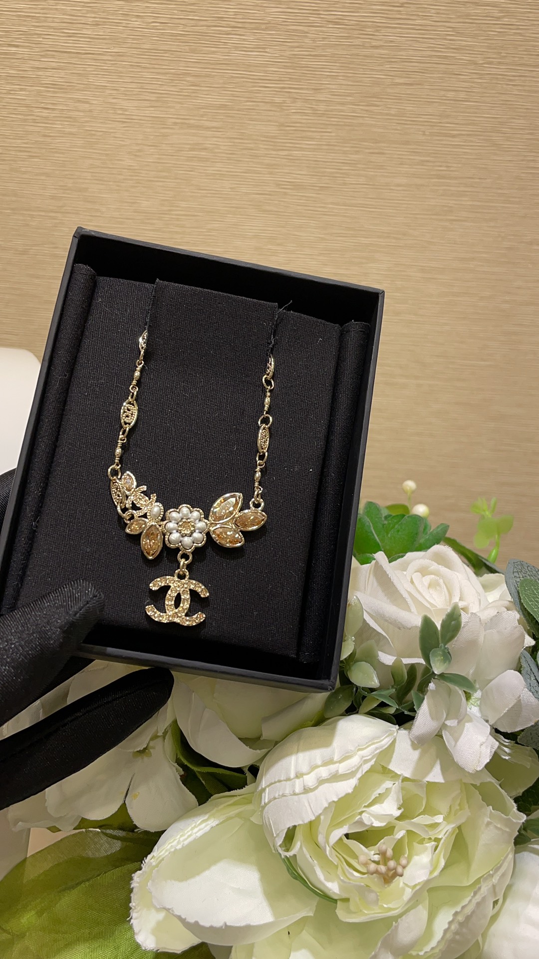 NO:633498,88230. Arrive today. Gold necklace full of diamonds, wheat ears, pearls and flowers. Double C pendant. The perfect match of brown diamonds, wheat ears, pearls and small flowers. The golden color is retro and gorgeous. It is exquisite. The upper body has the aristocratic girl temperament. Exclusively purchased from yb and customized. Brass Swarovski diamonds, necklace, Cartier high-end jewelry.1986090988230.今日到货 满钻麦穗珍珠花朵双C吊坠金色项链 茶色钻麦穗珍珠小花朵的完美搭配 金灿灿的色泽复古又华丽 精致度绝了 上身妥妥的贵族少女气质 独家购入yb定制 黄铜材质施华洛钻,,necklace,卡迪亚高端饰品,Jewelry