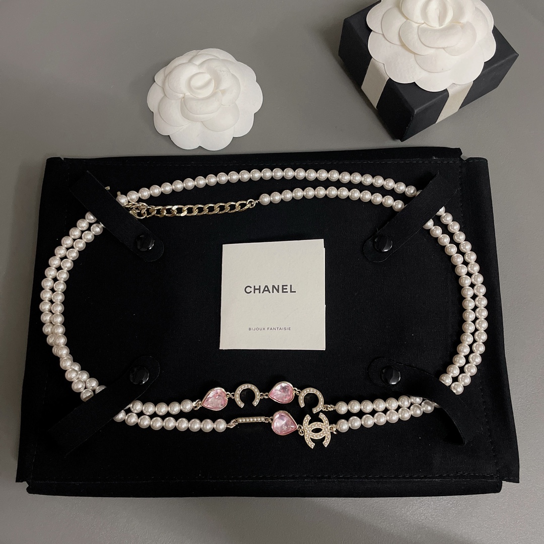 NO:634744,88350 [Powder love pearl long chain] Z 12200, a big hit!  First come, first served, cherish it. Oh my god, you are so beautiful. Grandma Xiang knows women best!  Which girl can refuse such a beautiful long pearl chain? It looks so stunning when paired with a sweater coat! It’s so heavy-duty!  So beautiful, so beautiful. The specially customized Swarovski heart-shaped diamond has a sparkling cut surface. There is a layer of transparent pink enamel on the outside of the diamond. It is super special. It distinguishes the low-end products on the market from domestic pink diamonds directly. Each Swarovski pearl is full of texture!  The customized Swarovski pearls and diamonds alone cost nearly 100!  !  The pearls are all threaded with steel wire!  !  The interface is a specially customized gold thread!  Be sure to make sure our products are consistent in every detail!  The perfect design for babies to enjoy is so girly that it exudes pink bubbles of love everywhere, making it feel like the sweetness of first love!  The praise is so heart-warming that your girly heart can't refuse it, Sweaters, Cardia high-end jewelry1986090988350【香粉爱心珍珠长链】Z 12200,重磅来袭！先到先得好好珍惜,天啊太貌美了叭还是香奶奶最懂女人！哪个女生能拒绝这么绝美的珍珠长链,搭配毛衣大衣真的太太太绝啦太太太重工！太美太美啦特别定制的施华洛心形钻,切割面闪爆,钻的外面还有一层透明的粉色珐琅,超级特别,区分市面low货直接用国产粉钻,且颗颗施华洛珍珠,质感满满！单单定制的施华洛珍珠跟钻就近百的成本！！珍珠都是钢丝线穿的！！接口处是特别定制的金丝线！认准我们家出品,一致z细节！给宝宝们最完美的享受设计简直少女心爆棚,到处散发着粉红色爱情的泡泡,超有初恋甜甜的感觉！赞爆了一眼入心,承包你的少女心无法拒绝的,,sweaters,卡迪亚高端饰品,Jewelry