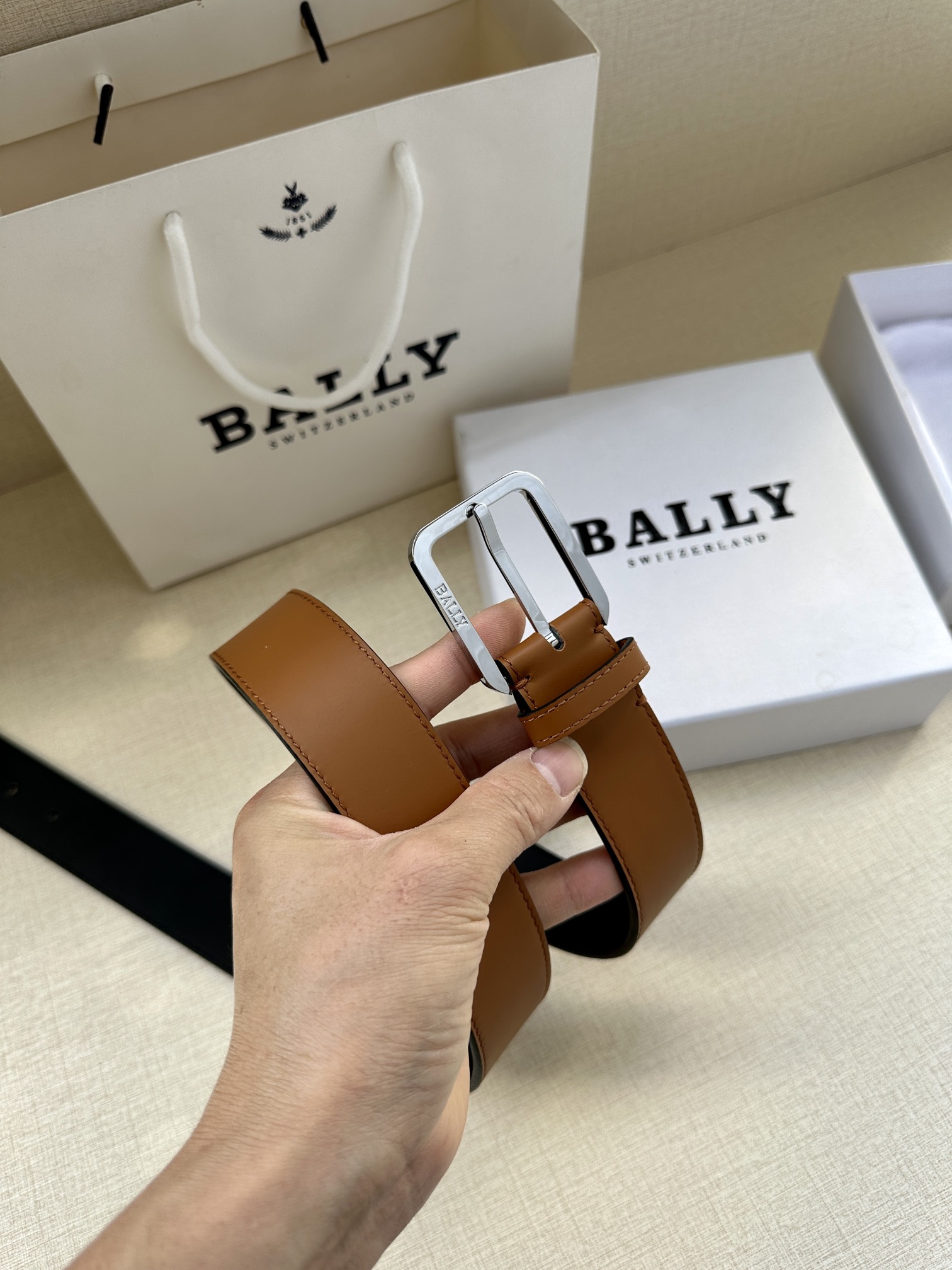 BALLY巴利皮带专柜同款这款Copper34mm配镌刻Bally标识的搭扣彰显Bally运动风情一款全