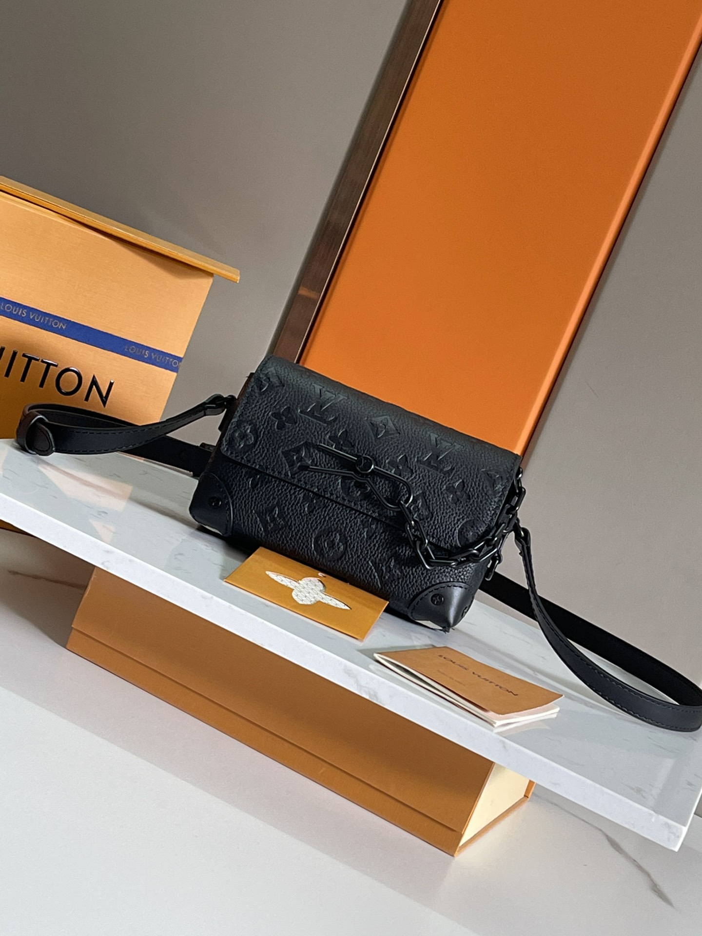 NO:386244,40 Top original original development, all-steel hardware, this Steamer mini handbag is a Taurillon leather embossed Monogram pattern, matched with metal chains and needles. The zippered inner bag safely stores accompanying items, and adjustable shoulder straps to achieve comfortable shoulder back. Embossed cowhide, cowhide, fabric lining, metal piece, zippered inner bag, Steamer style chain, magnetic buckle, and shoulder strap is not removable and adjustable! ! Model: M81746; Size: 18x11x6.5CM, LV [top original list], louis vuitton, cowhide1986090940 顶级原单原版开发,全钢五金本款 Steamer 迷你手袋为 Taurillon 皮革压印 Monogram 图案,搭配金属链条和饰针.拉链内袋稳妥收纳随行物品,可调节肩带实现舒适肩背.压纹牛皮革一牛皮革饰边一织物内衬一金属件一拉链内袋一Steamer 风格链条一磁扣开合一肩带不可拆卸,可调节！！型號:M81746；尺寸:18x11x6.5CM,LV【顶级原单】,louis vuitton,cowhide,Bag