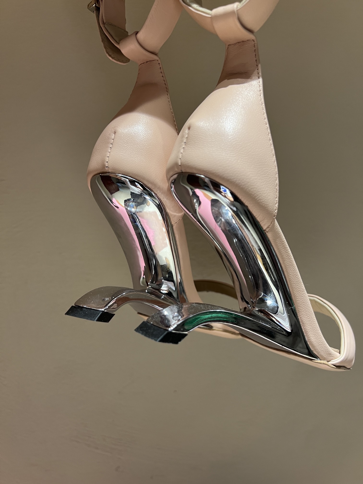 Alexander McQueen’s Stylish High Heel Shoes: Perfect Design with Premium Materials - 图片 8