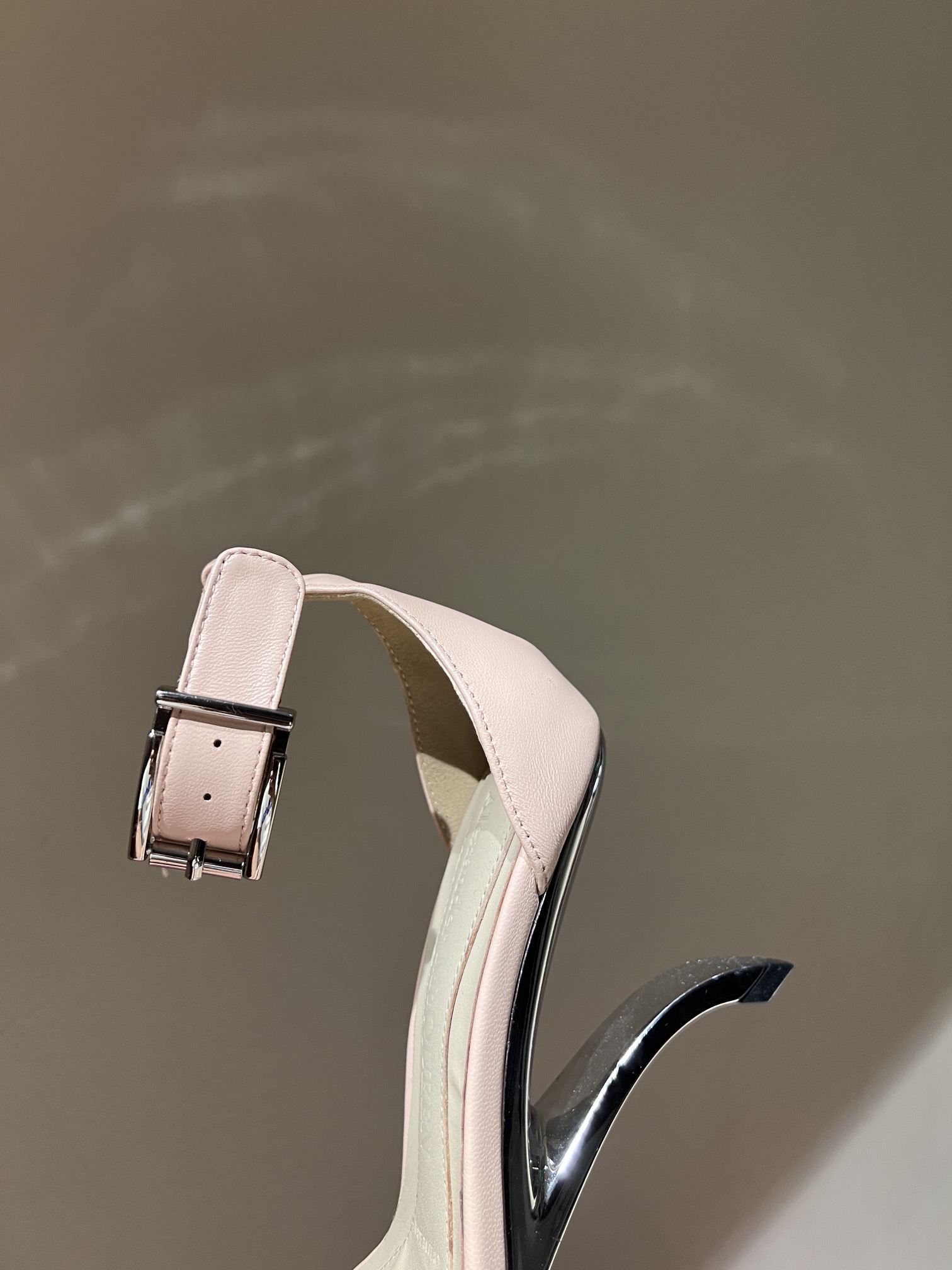 Alexander McQueen’s Stylish High Heel Shoes: Perfect Design with Premium Materials - 图片 5