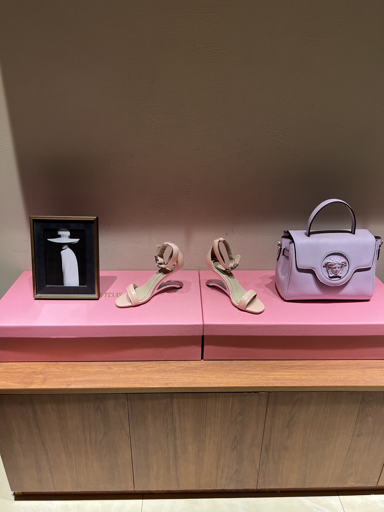 Alexander McQueen’s Stylish High Heel Shoes: Perfect Design with Premium Materials - 图片 3