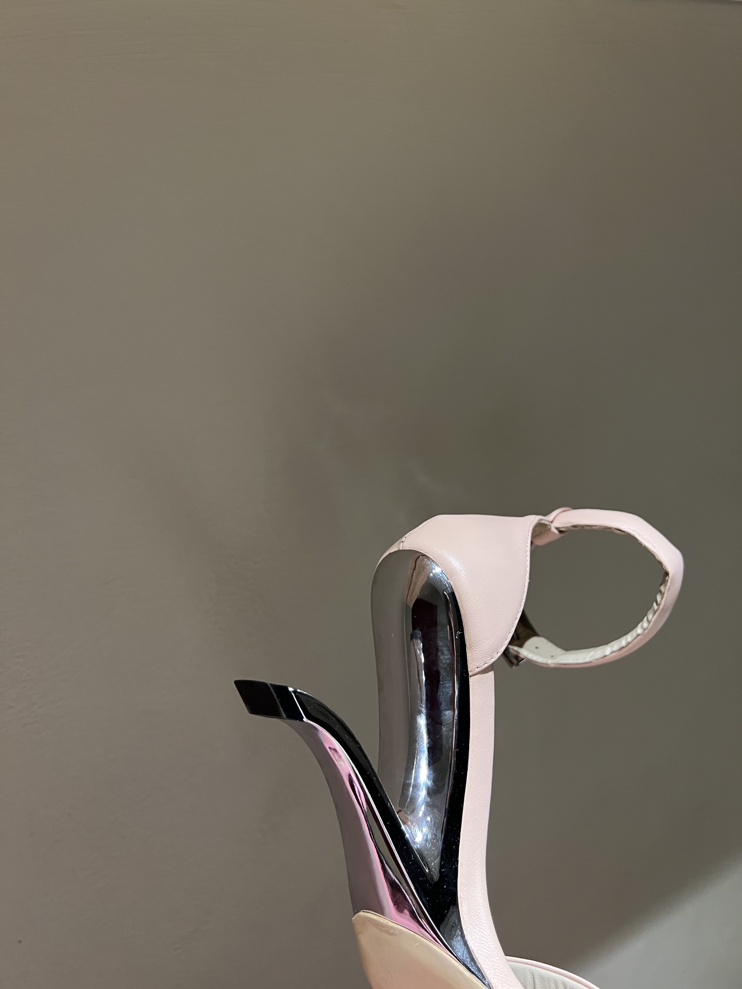 Alexander McQueen’s Stylish High Heel Shoes: Perfect Design with Premium Materials - 图片 6
