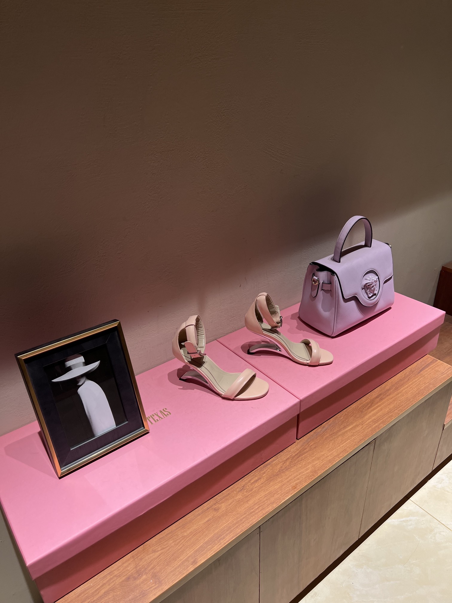 Alexander McQueen’s Stylish High Heel Shoes: Perfect Design with Premium Materials - 图片 1