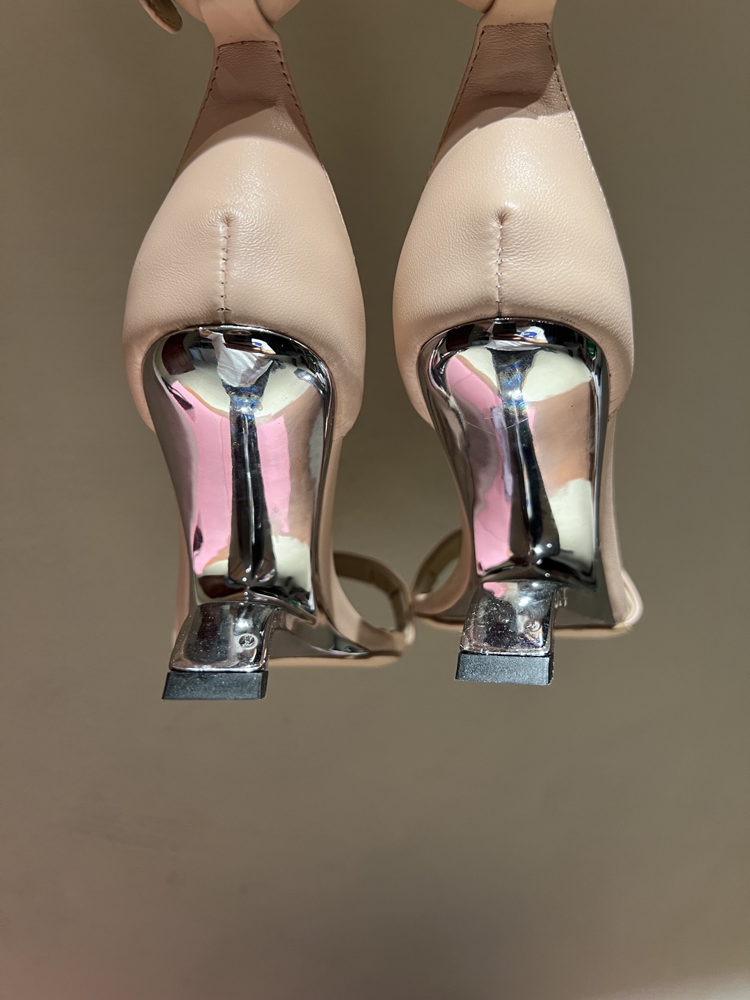 Alexander McQueen’s Stylish High Heel Shoes: Perfect Design with Premium Materials - 图片 7