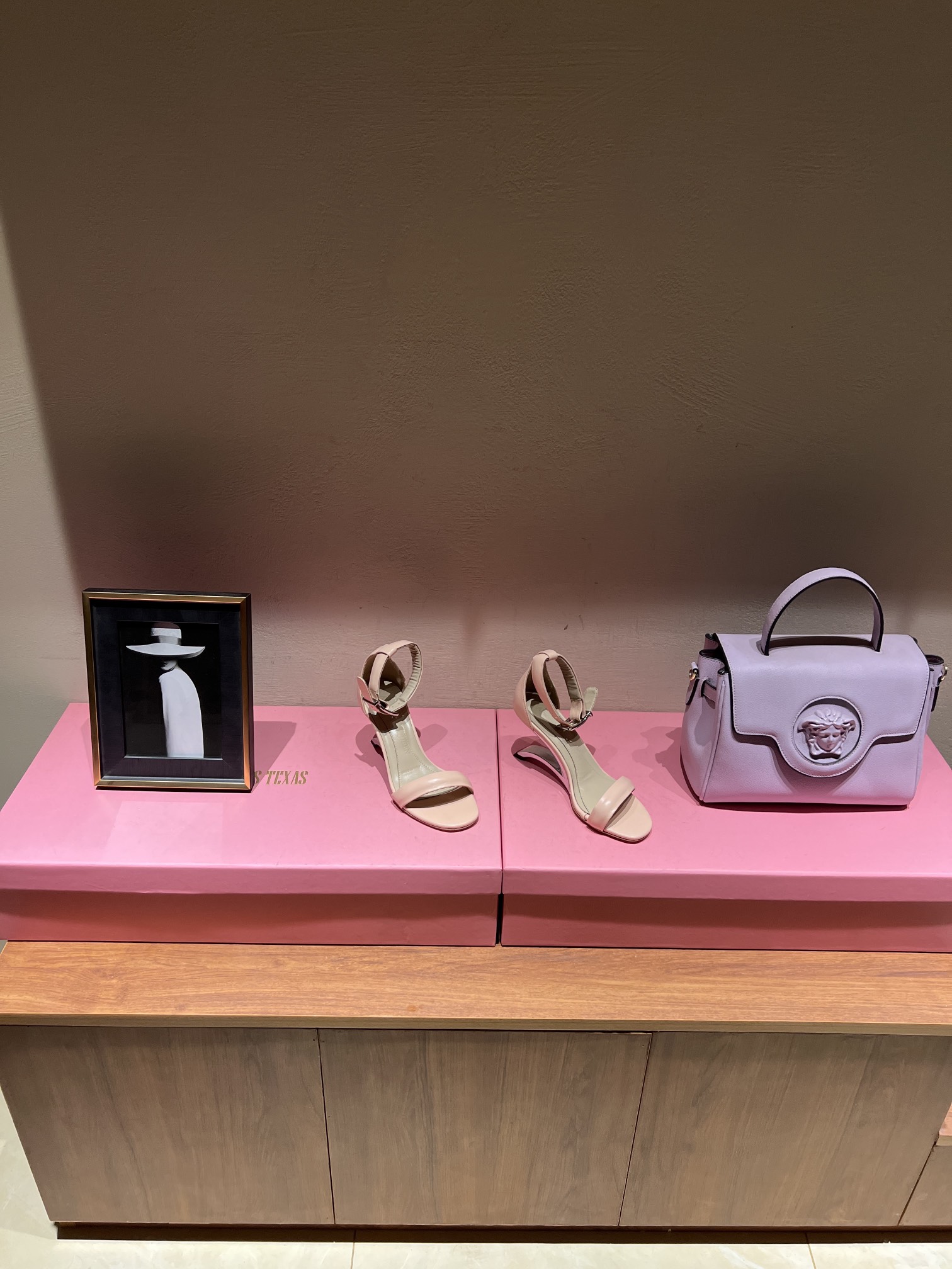 Alexander McQueen’s Stylish High Heel Shoes: Perfect Design with Premium Materials - 图片 2