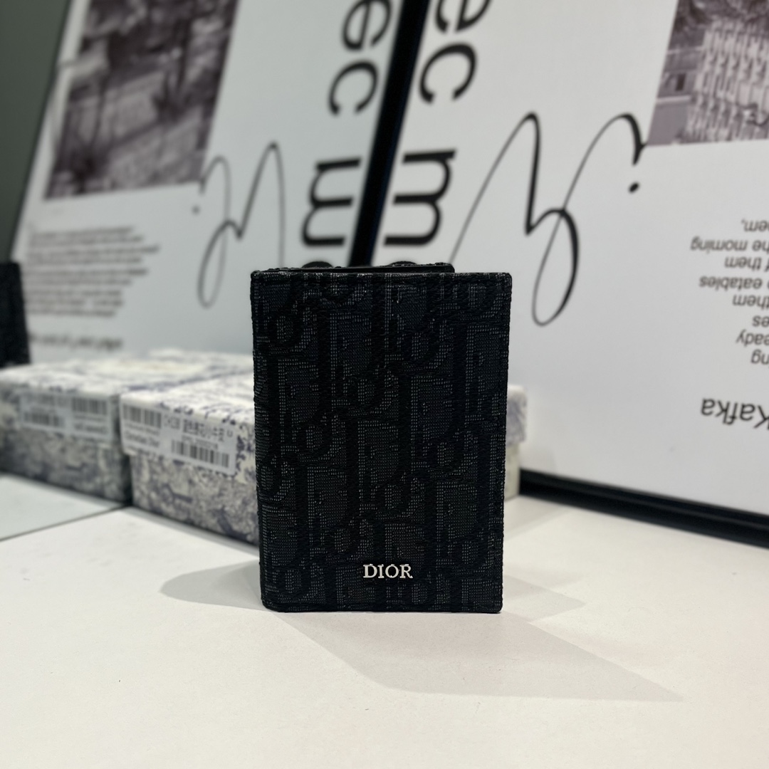 NO:671561,CH Dior men's new bi-fold card holder is carefully made of Oblique printed fabric and black cow leather. The pattern reinterprets the initials of 'CD' with a three-dimensional line diamond pattern. Gray smooth cow leather, practical and refined, and beautiful in shape. There are three card slots on both sides, and two compartments for cash and receipts. Elegant and stylish, it can be easily put into the pocket. Dior wallet, dior, wallets, cowhide19860909CH Dior男士新款双折卡夹 采用Oblique 印花面料和黑色牛皮革精心制作 ·图案以立体线条菱形图案重新诠释“CD”首字母 ·灰光滑牛皮革,实用精致,造型美观 ·两侧分别设有三个卡槽,另设两个可收纳现金和票据的隔层优雅而时尚,可轻松放入口袋 ·尺寸8.2x11.2 .,Dior钱包,dior,wallets,cowhide,欧美剧