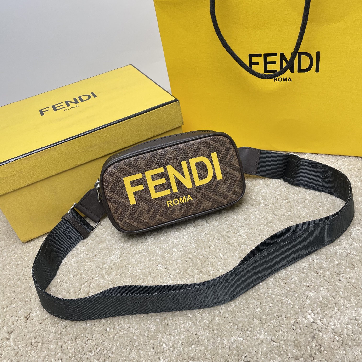 Fendi 相机包独家 开发 百分百头层牛皮 对版老花面料 拉链流畅 包身走线工整