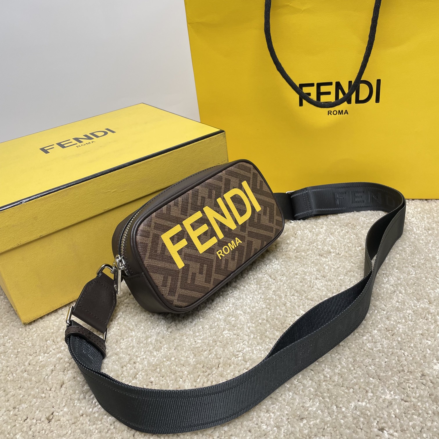 Fendi 相机包独家 开发 百分百头层牛皮 对版老花面料 拉链流畅 包身走线工整